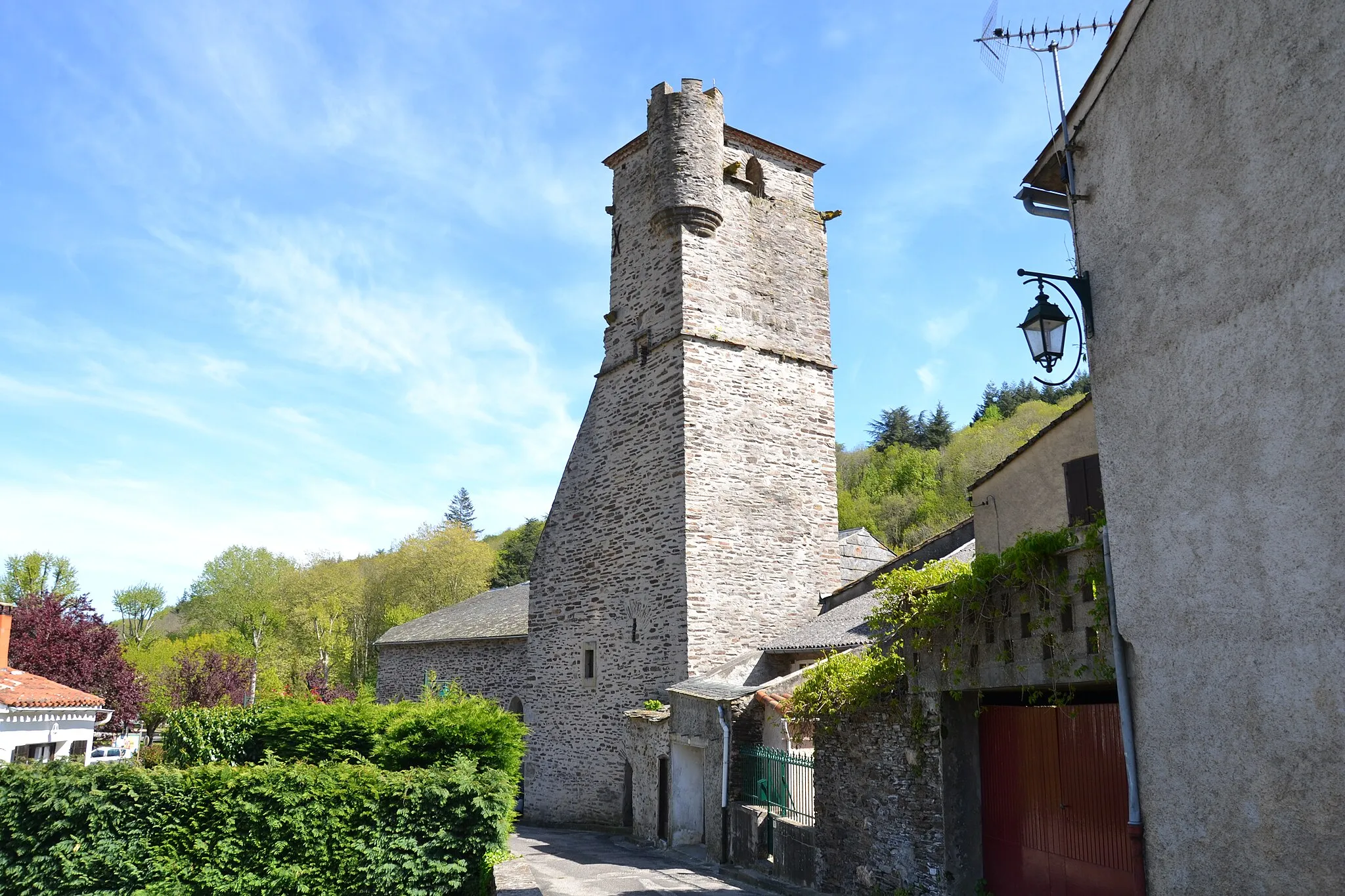 Photo showing: Le clocher et son échauguette de l'église Sainte-Cécile de Cuxac-Cabardès