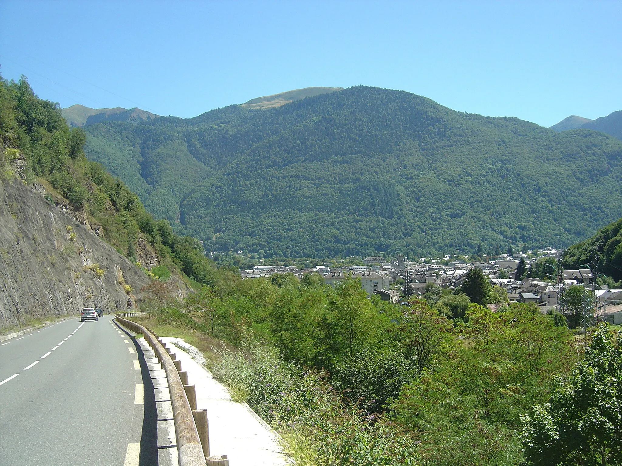 Photo showing: Ascension du col de Peyresourde par le versant Est (le versant de la Haute-Garonne) au départ de Bagnères-de-Luchon (31). Vue sur Bagnères-de-Luchon à l'issue du premier kilomètre d'ascension.