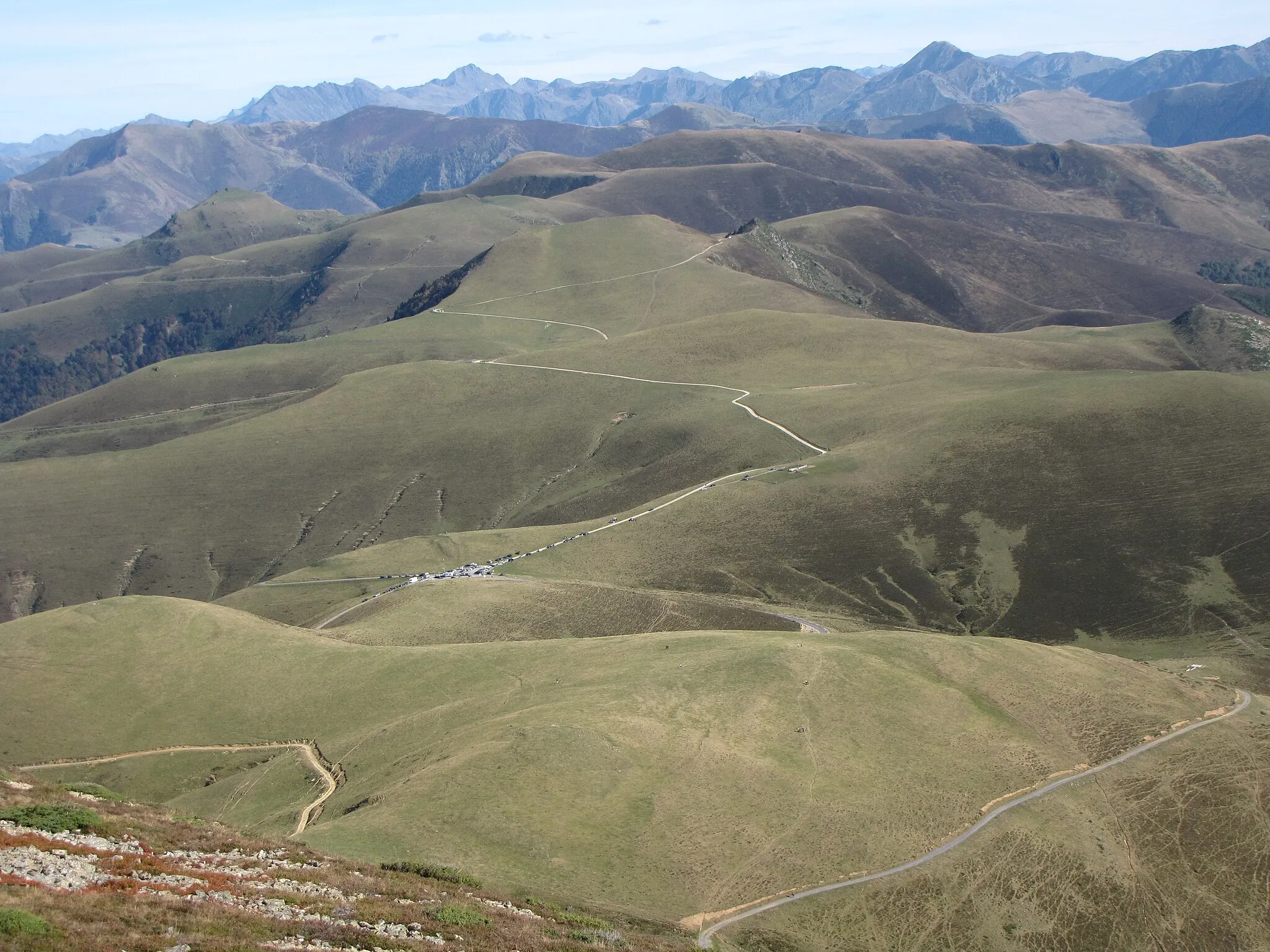 Photo showing: Le port de Balès (croix formée par les voitures) vu du sommet du mont Né. C'est un col qui fait communiquer les Hautes-Pyrénées (à gauche) et la Haute-Garonne (à droite).