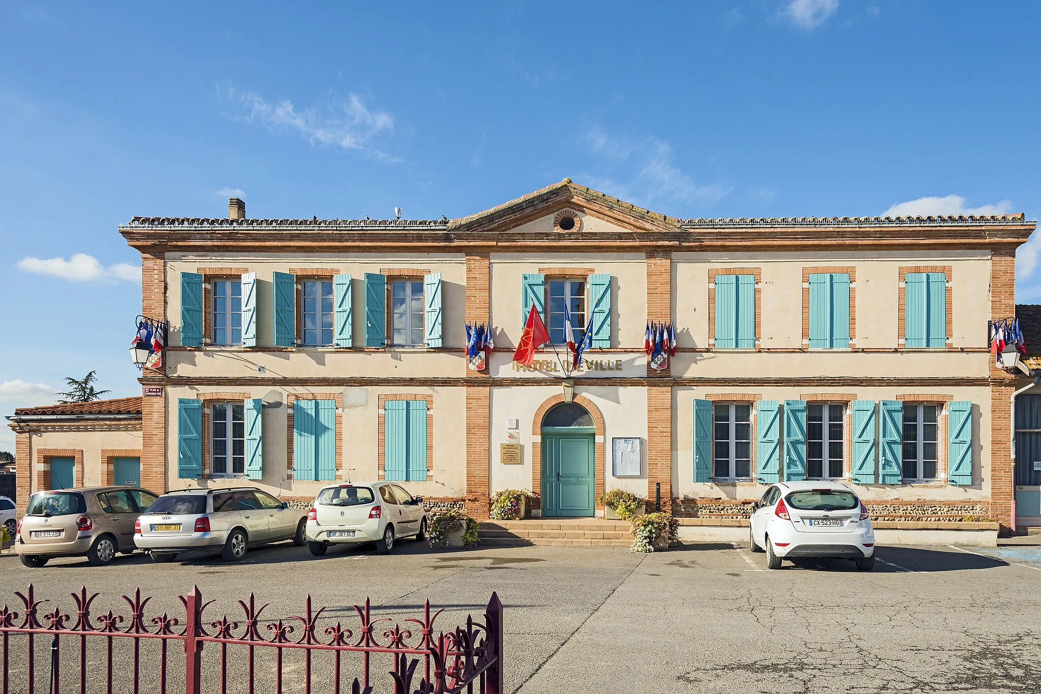 Photo showing: Facade of Merville, town hall, Haute-Garonne France