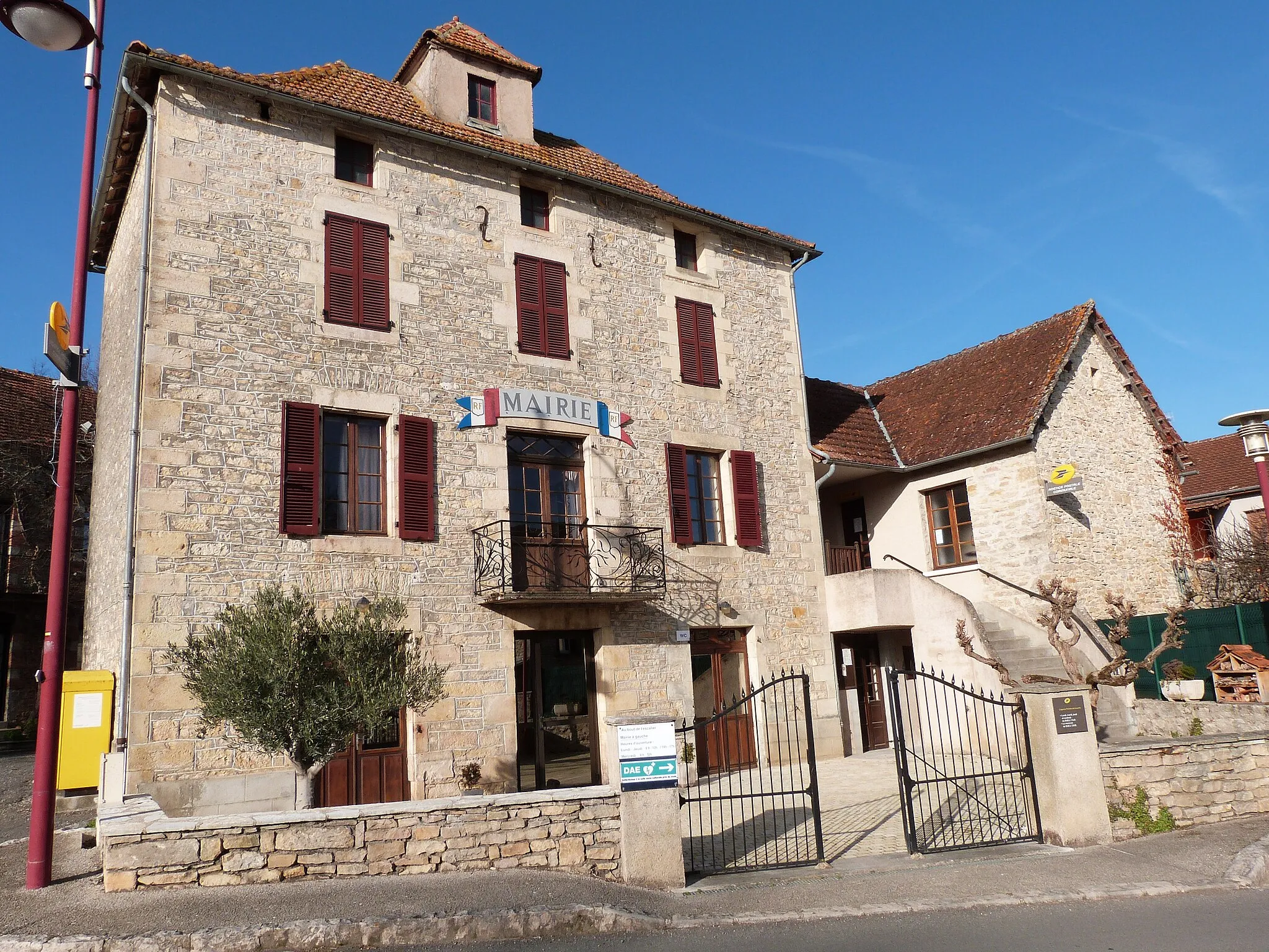 Photo showing: Façade principale de la mairie de Salles-Courbatiès