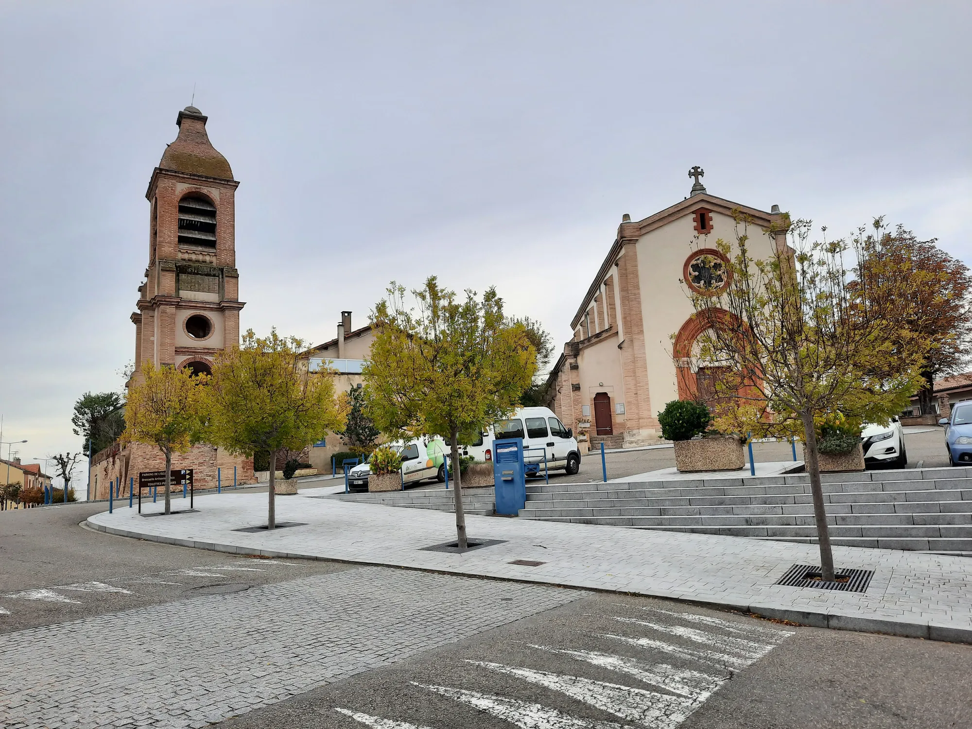 Photo showing: Église de la Nativité de Notre-Dame du village de Molières (Tarn-et-Garonne, France) et son campanile situés sur la place de l'Église.