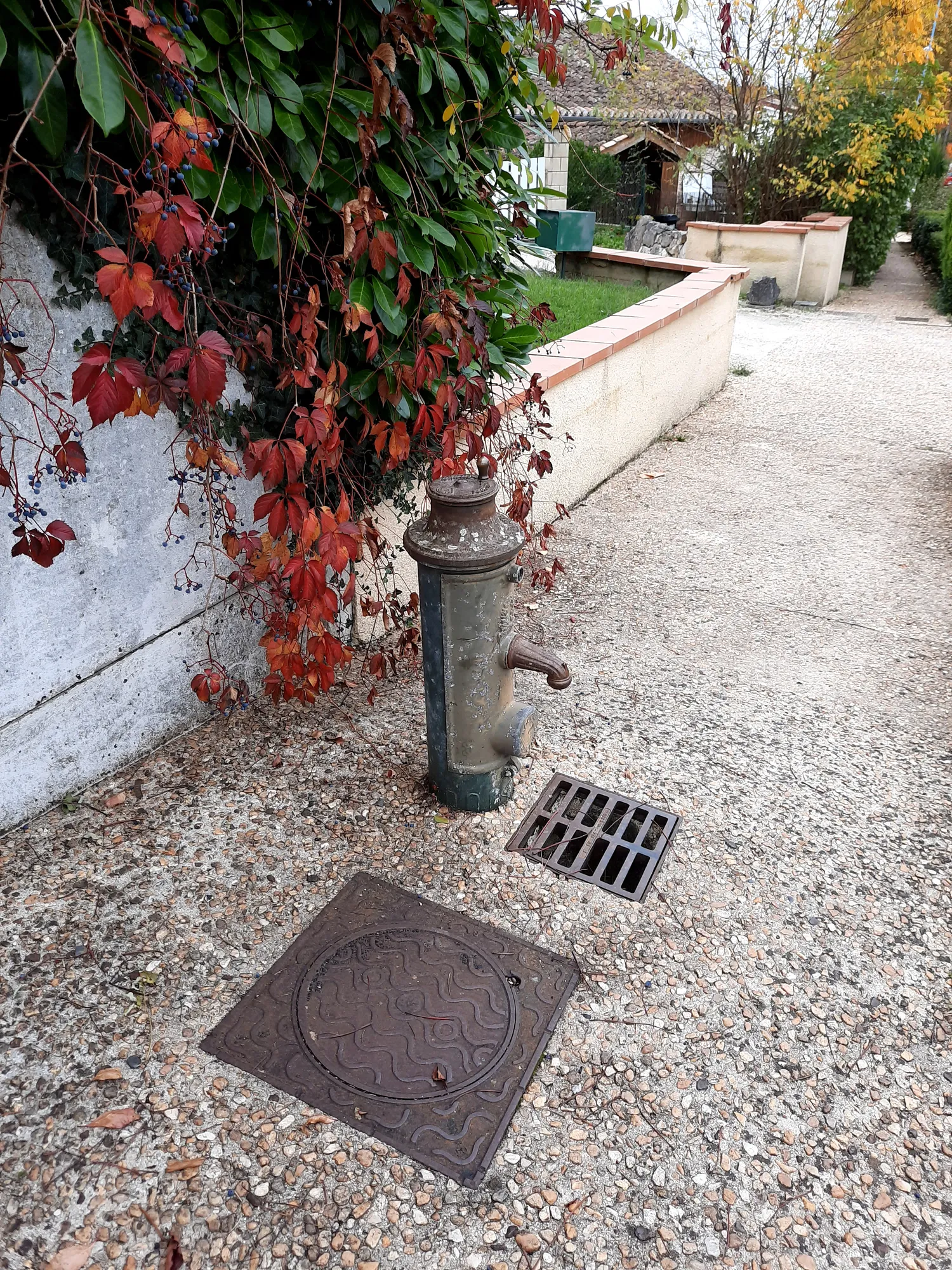 Photo showing: Fontaine publique à manivelle, située sur le trottoir de l'avenue de Larché à Molières.