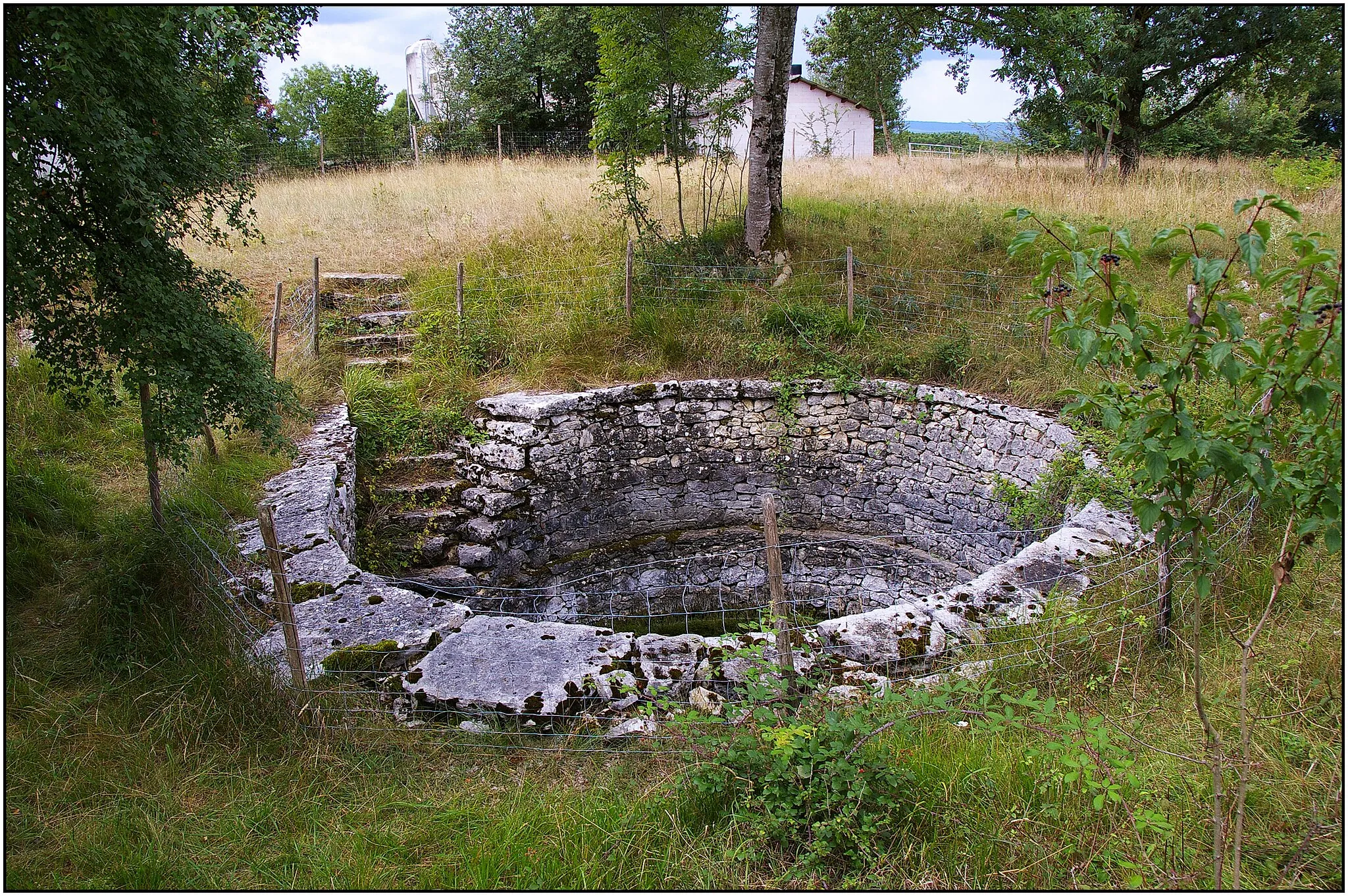 Photo showing: Puits du Mas de la Boute. 
Puits de grand diamètre avec des marches d'escalier internes permettant d'accéder à l'eau quel que soit son niveau.