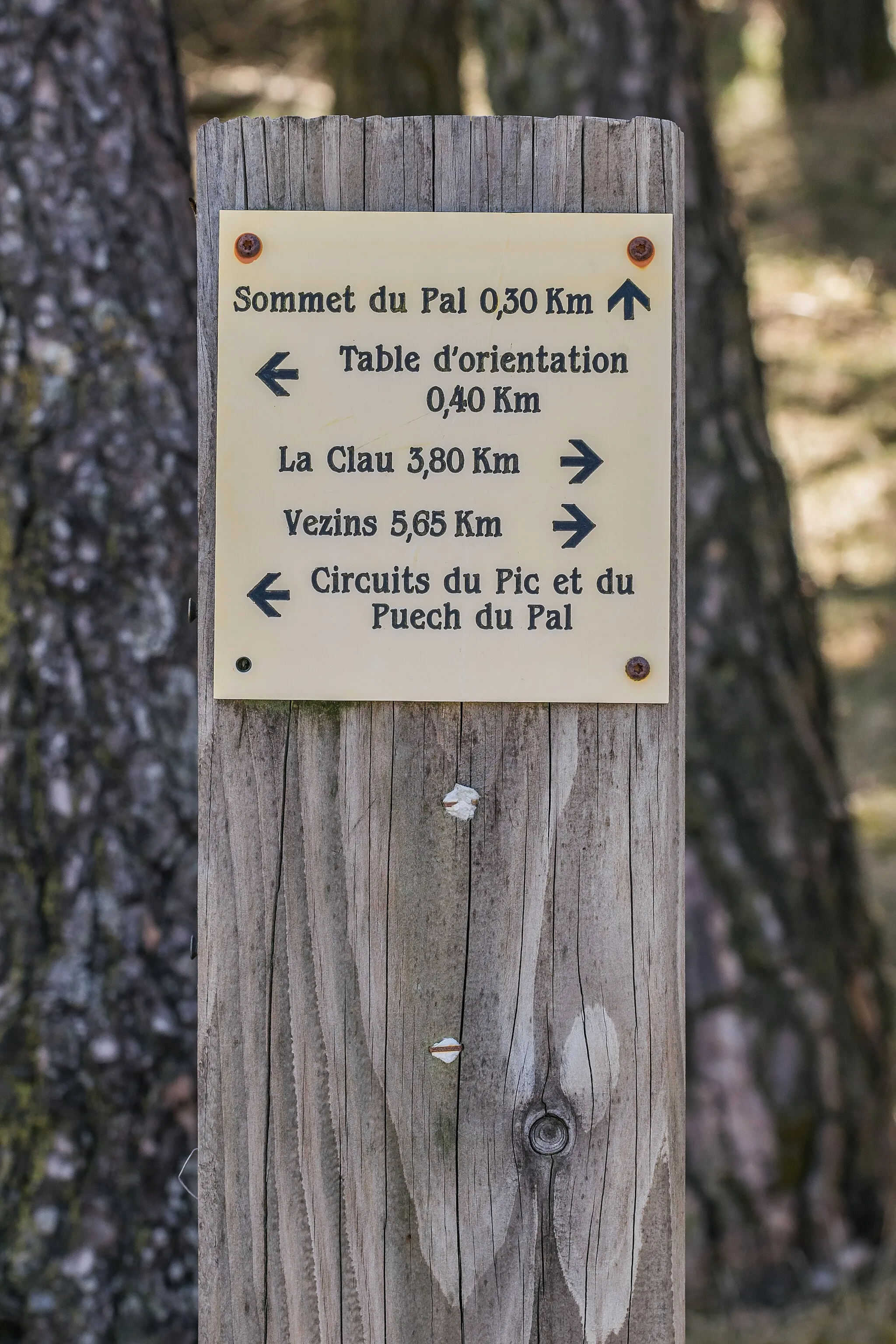 Photo showing: Hiking fingerpost in commune of Vézins-de-Lévézou, Aveyron, France