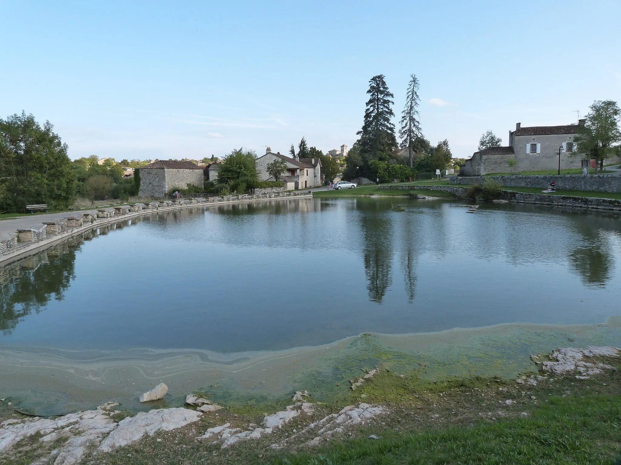Photo showing: le lac d'Aujols et ses lavoirs paillons (Lot)