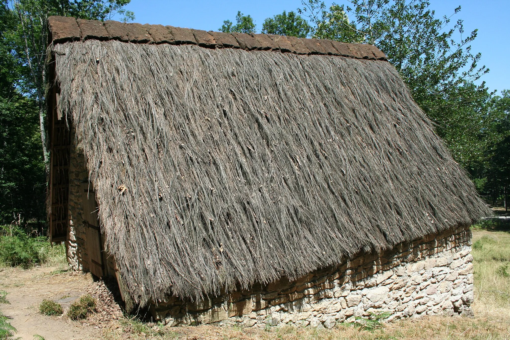 Photo showing: Nages (Tarn) - bergerie de la maison de Payrac, avec un toit en genêts.