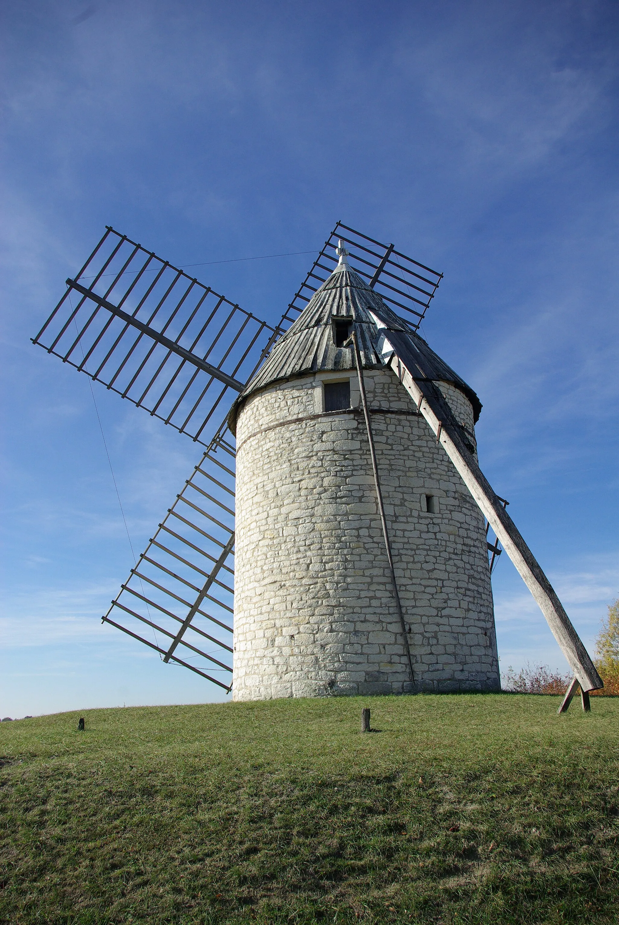 Photo showing: Tower windmill of Boisse (commune of Sainte-Alauzie, Lot, France).