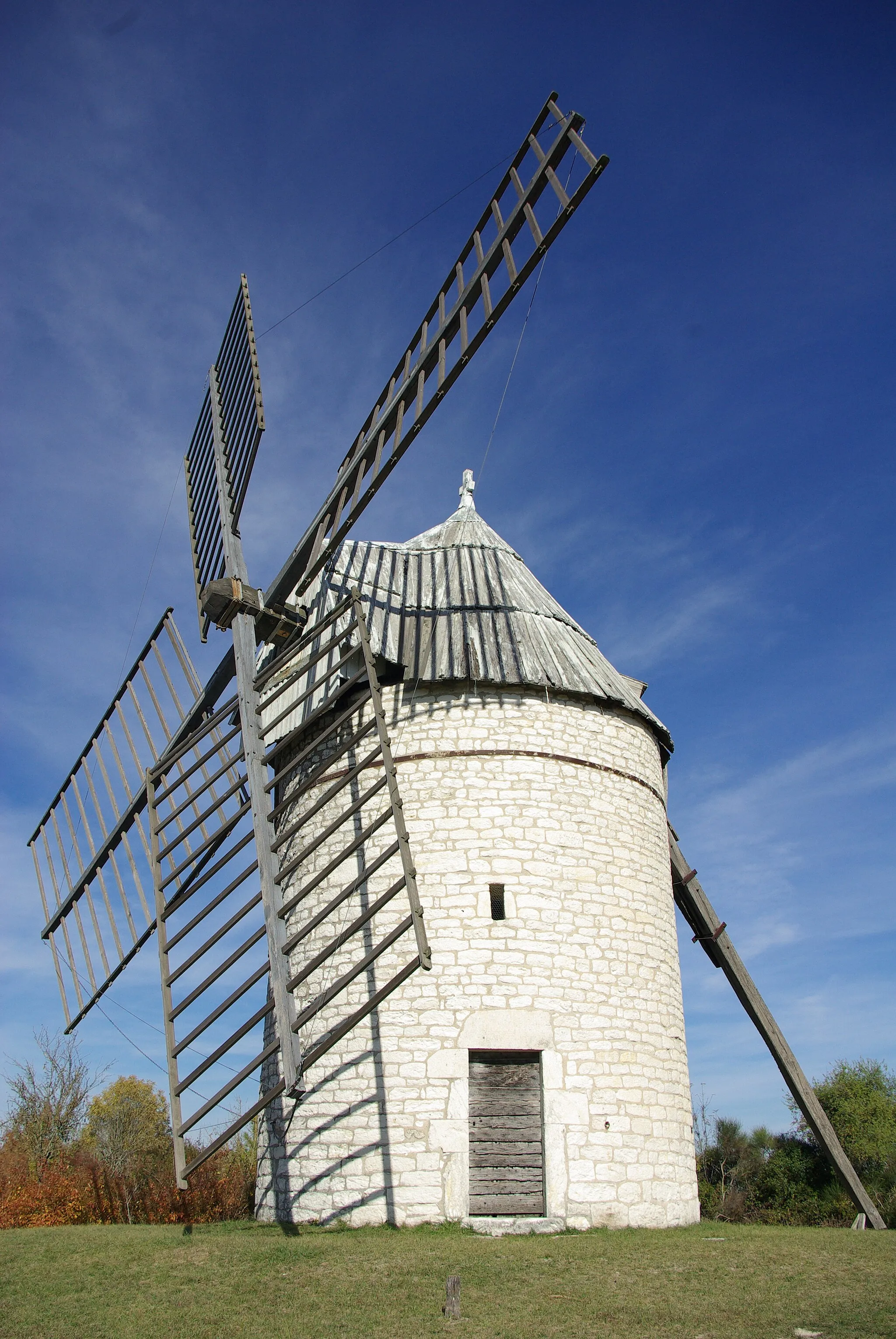 Photo showing: Tower windmill of Boisse (commune of Sainte-Alauzie, Lot, France).