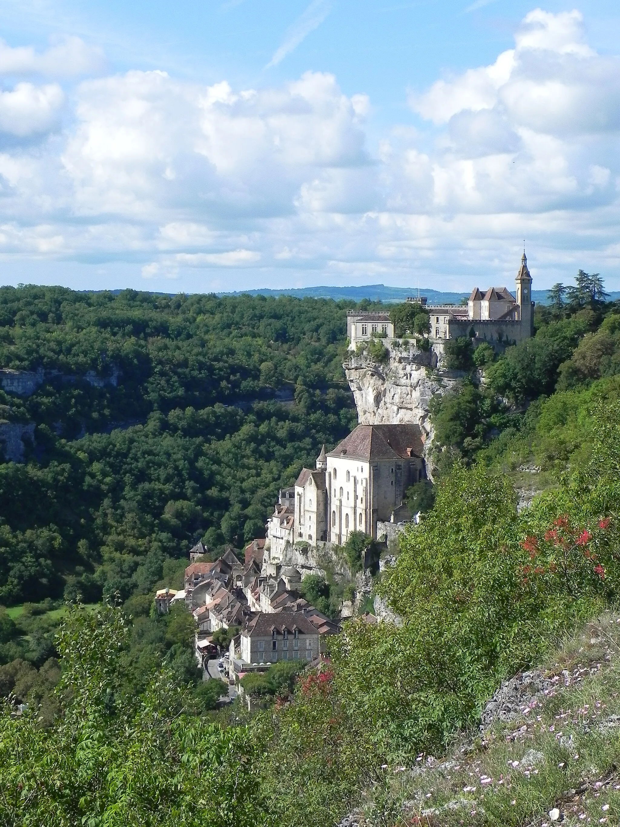 Photo showing: Rocamadour est le centre spirituel du diocèse de Cahors-Rocamadour et accueille de nombreux pèlerins et touristes.