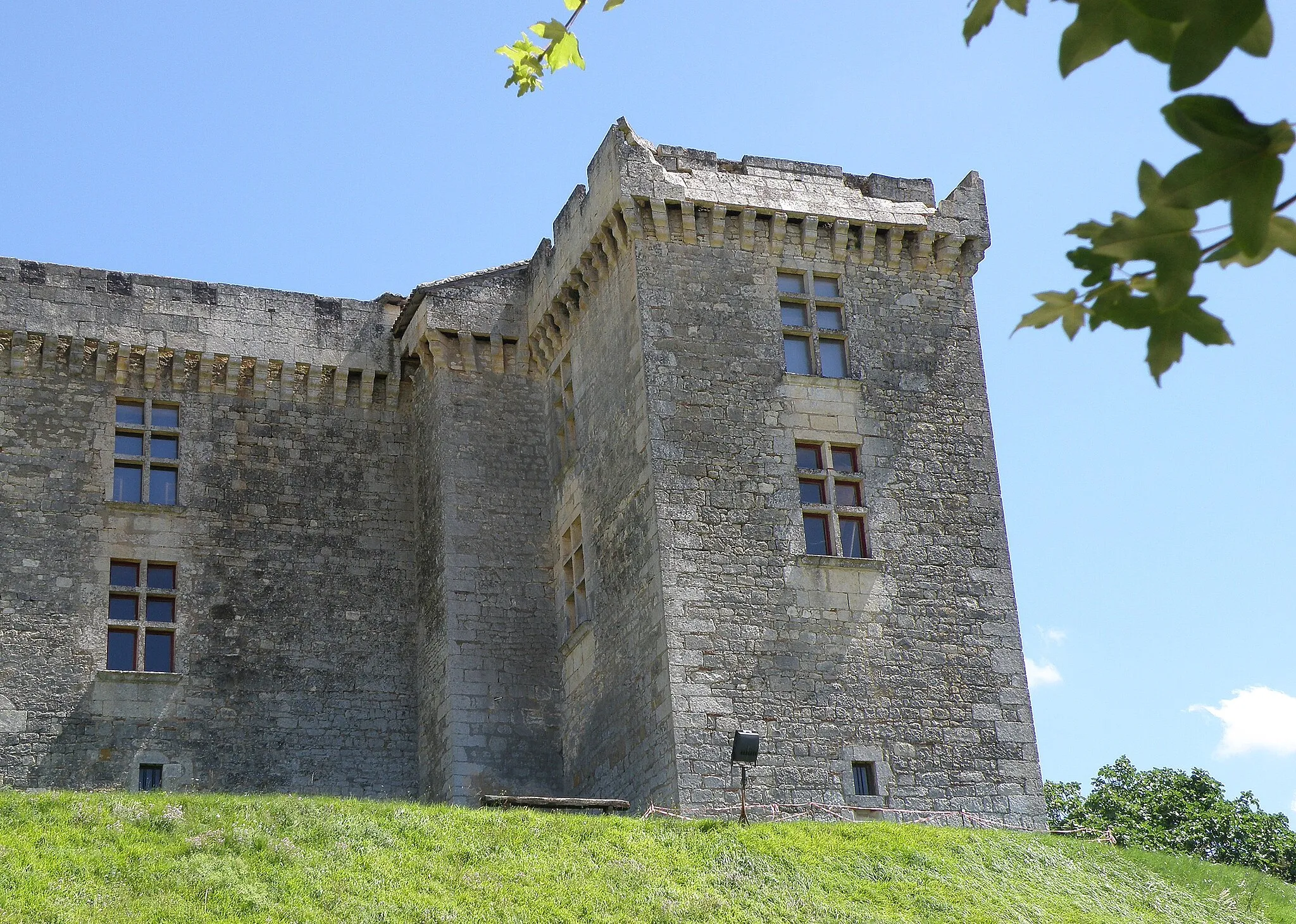 Photo showing: Château de La Coste (XIVe, XVe, remanié XVIe), château-fort sis à Grézels, comm. du Lot (région Midi-Pyrénées, France). Aile droite de la façade nord-ouest.