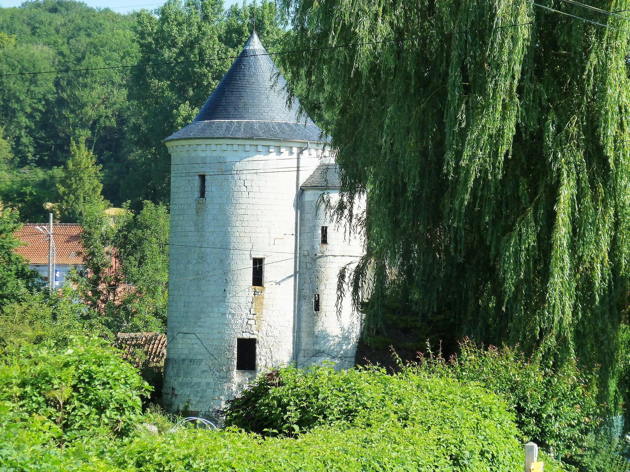 Photo showing: Tour du château de Maréchal Philippe de Crévecoeur des Querdes à Esquerdes, (62380) Pas-de-Calais.- France.