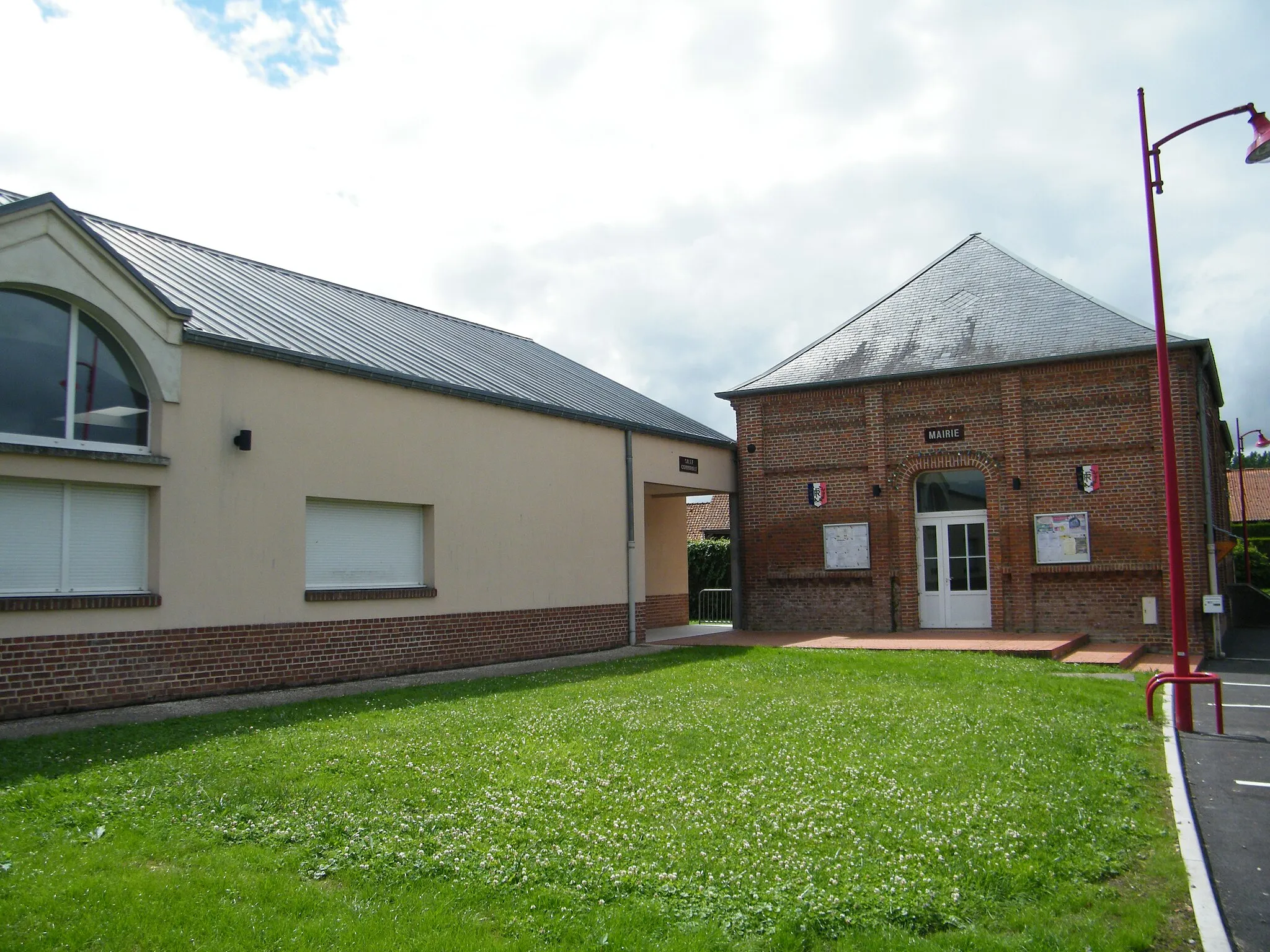 Photo showing: Salle communale et mairie.