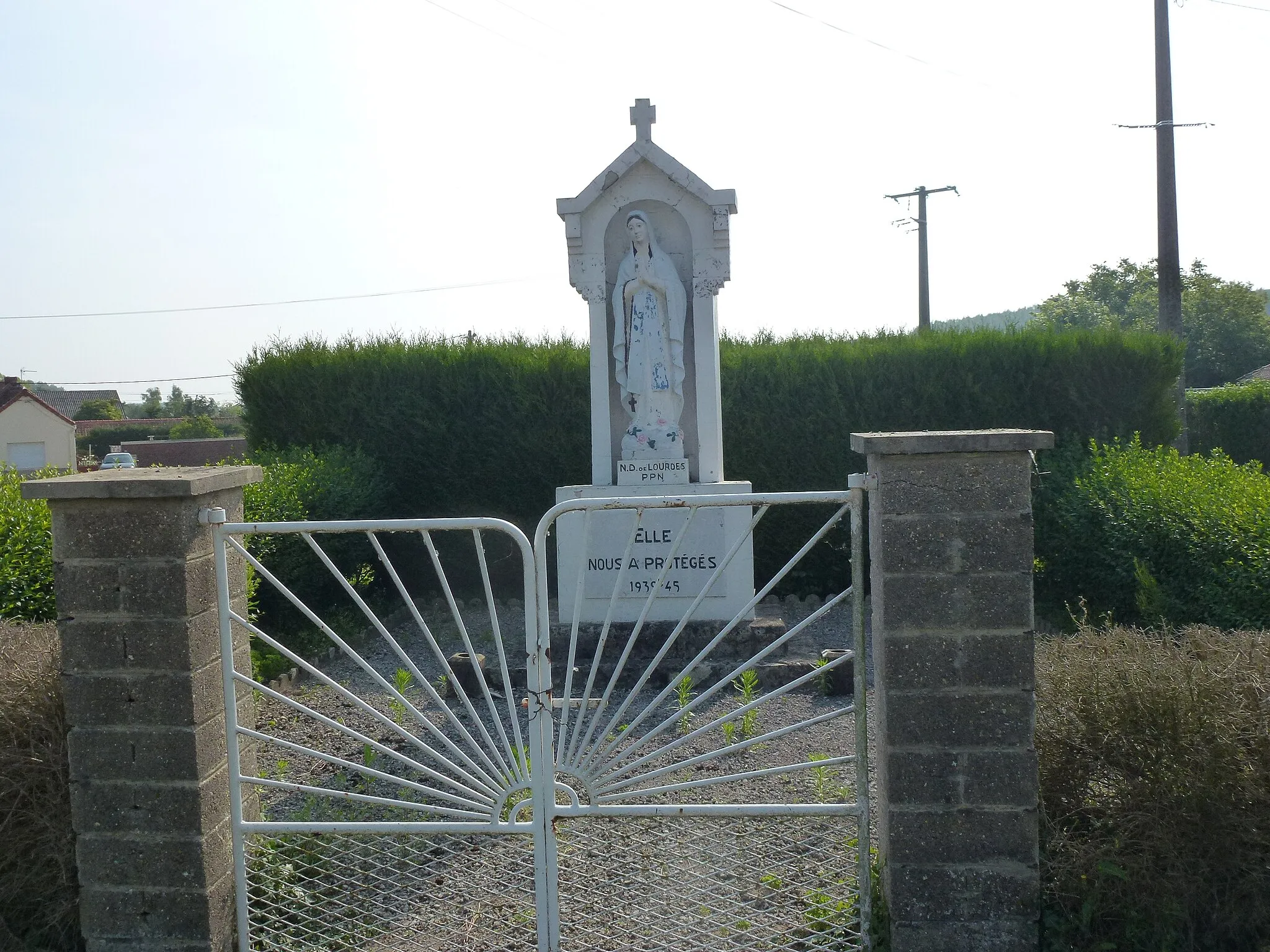 Photo showing: Blessy (Pas-de-Calais, Fr) oratoire N.D. de Lourdes, mémorial 1939-45