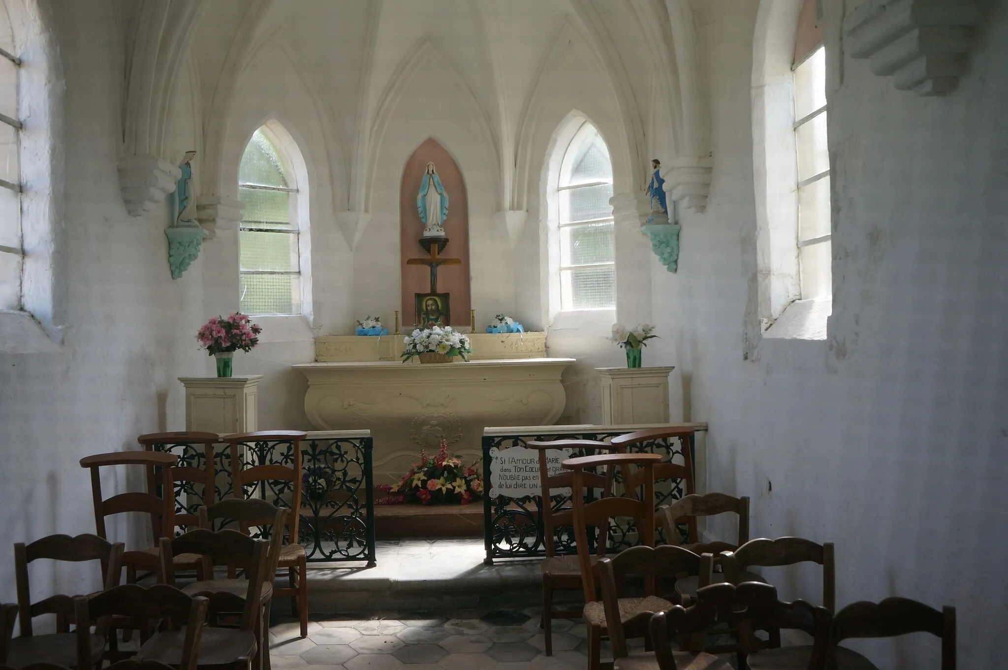 Photo showing: Autel de la chapelle Notre-Dame du Mont vu au travers du fin grillage Nielles-lès-Bléquin.- Pas-de-Calais Hauts-de-France