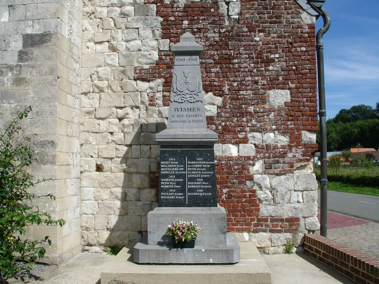 Photo showing: Monument aux morts de Wismes, à côté de l'église Saint André