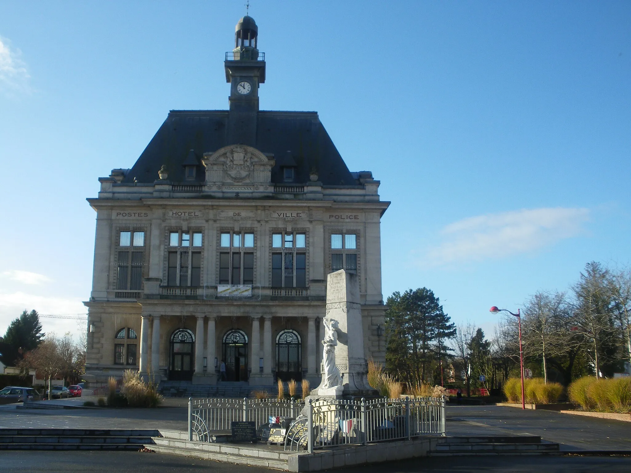 Photo showing: L'hôtel de ville et le monument aux morts de Calonne-Ricouart.