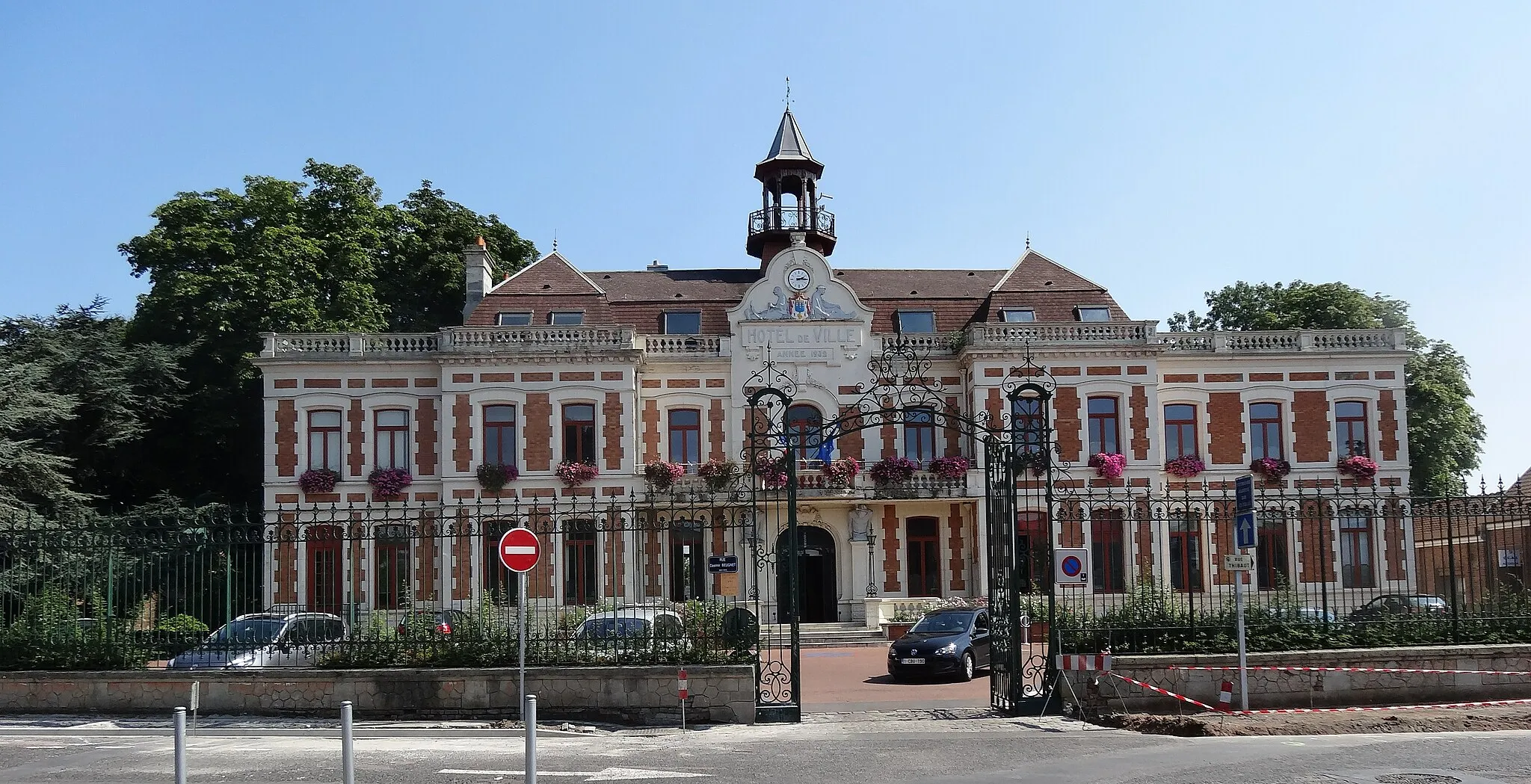 Photo showing: This building is inscrit au titre des monuments historiques de la France. It is indexed in the base Mérimée, a database of architectural heritage maintained by the French Ministry of Culture, under the reference PA62000080 .