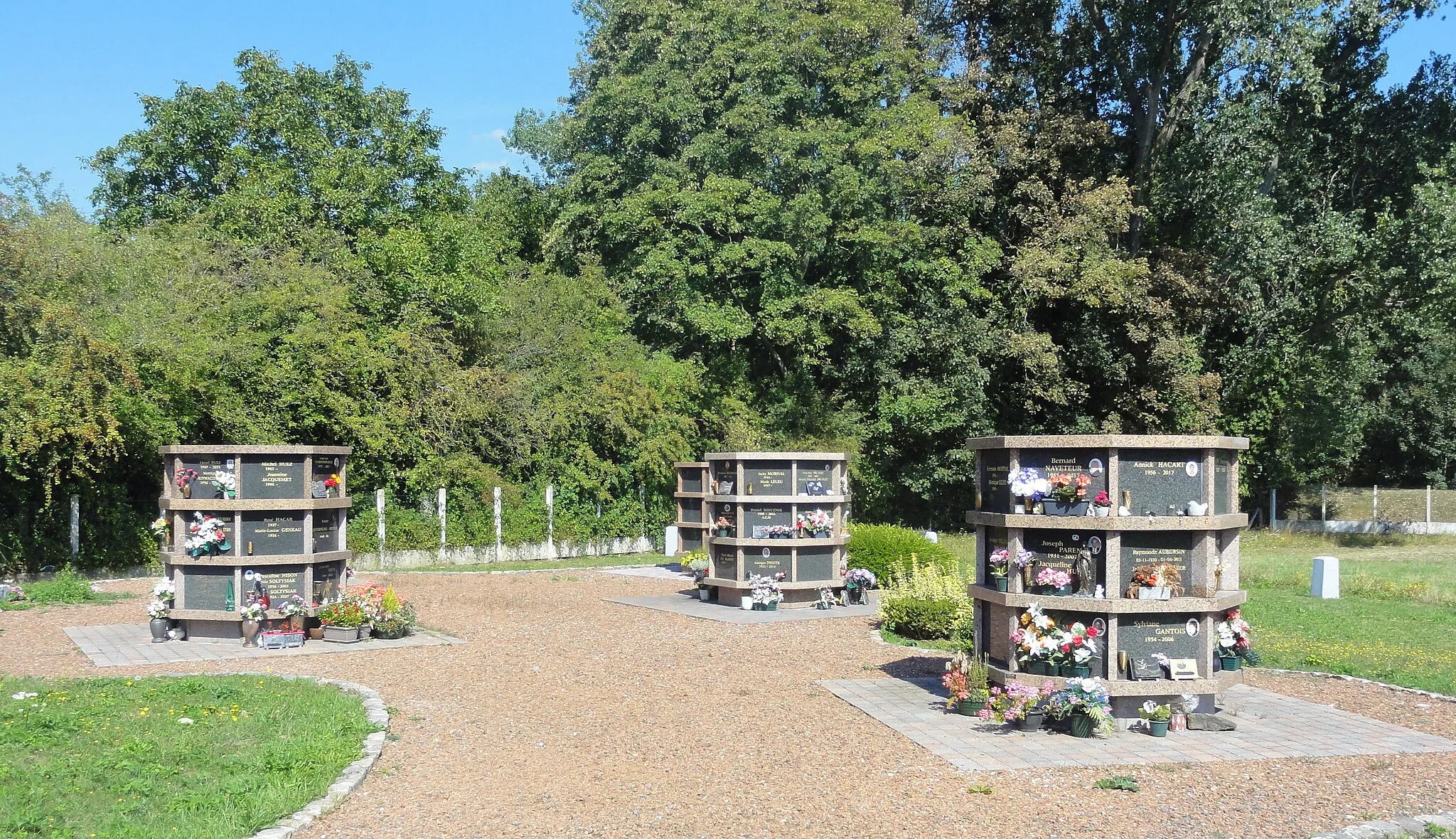 Photo showing: Depicted place: Hasnon churchyard