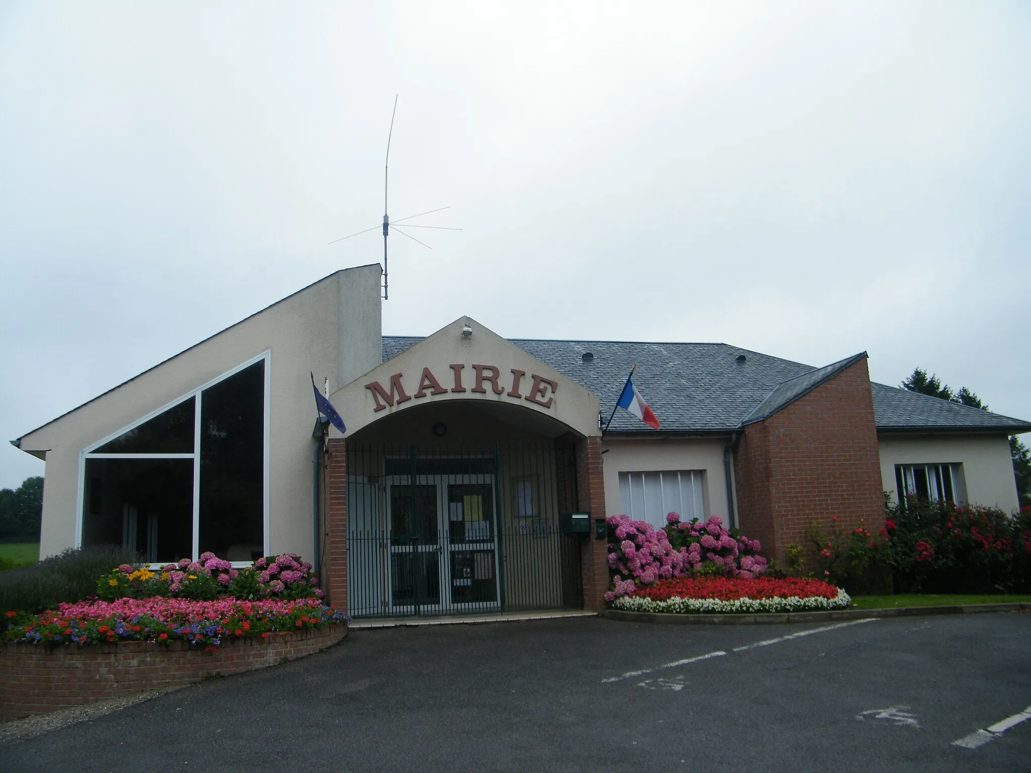 Photo showing: Mairie, rue du maréchal Leclerc, vers Argoules.