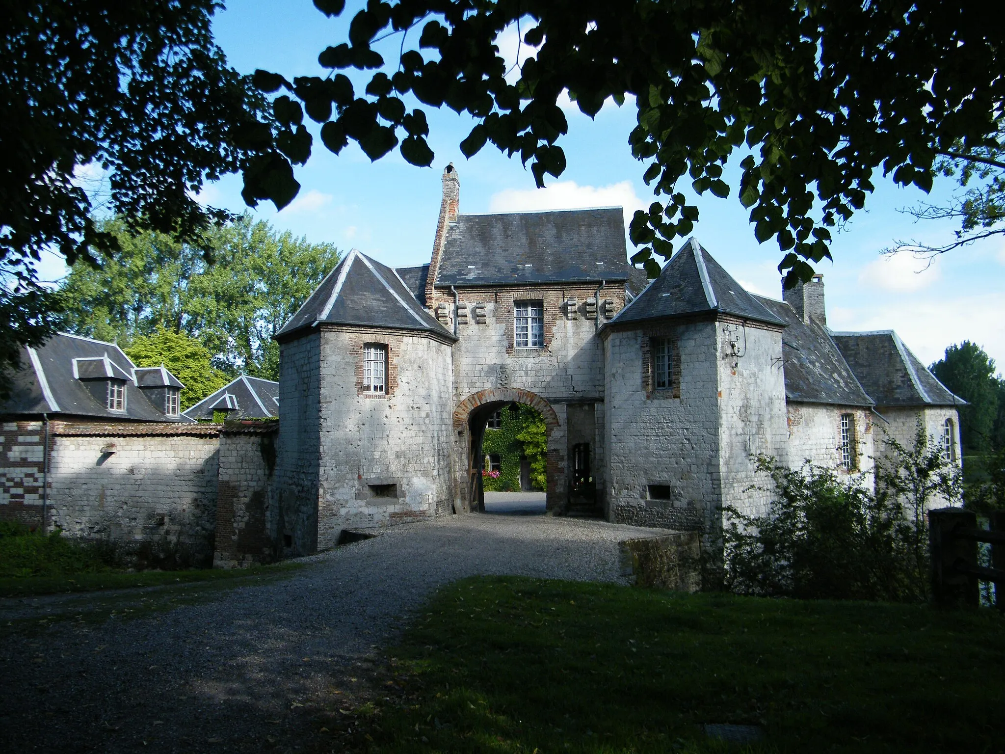 Photo showing: Nampont (Somme, Fr), Château-fort, entrée.