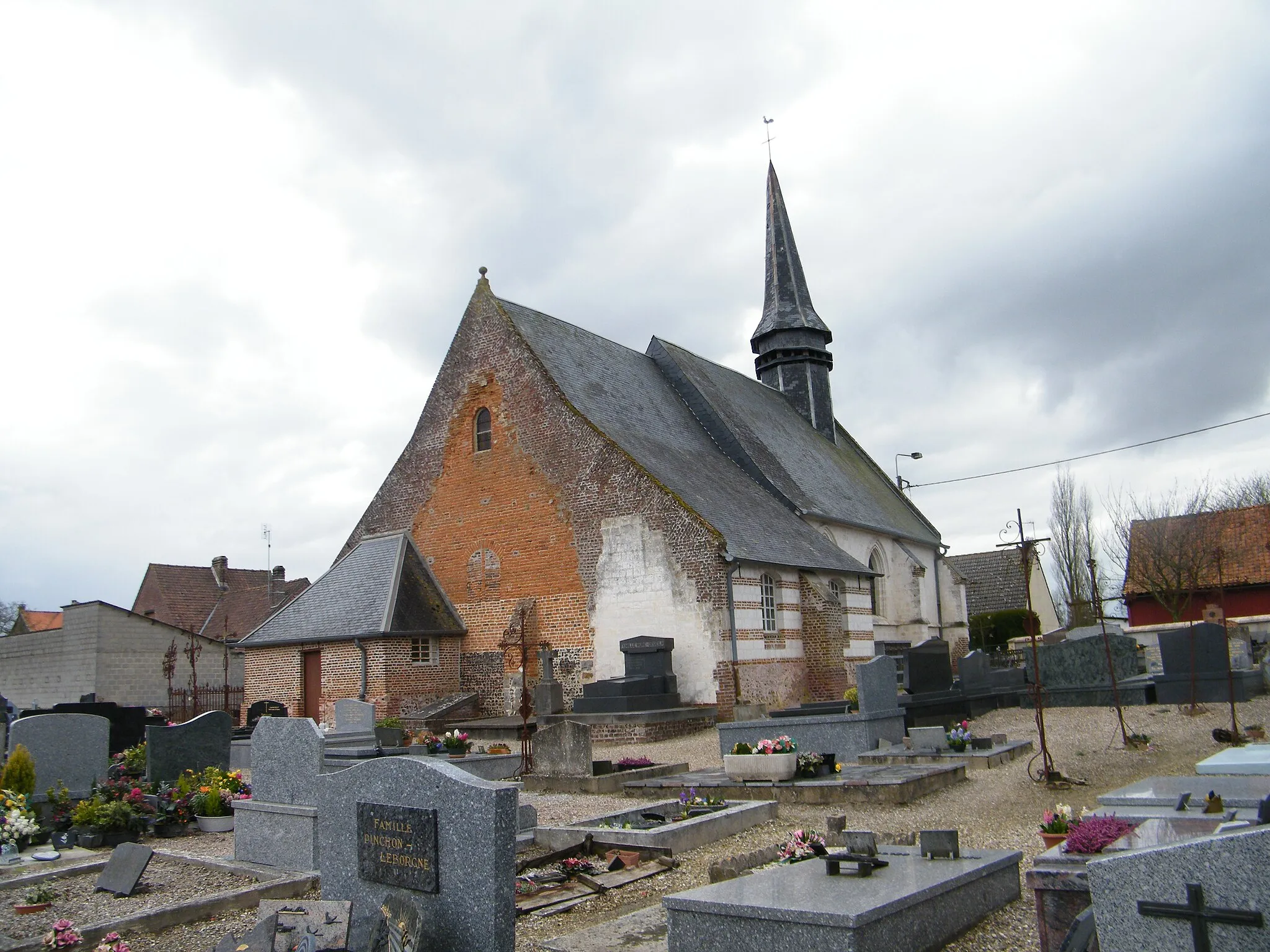 Photo showing: Église Saint-Maurice de Vironchaux, Somme, France. Le chevet de l'église, remanié en brique.