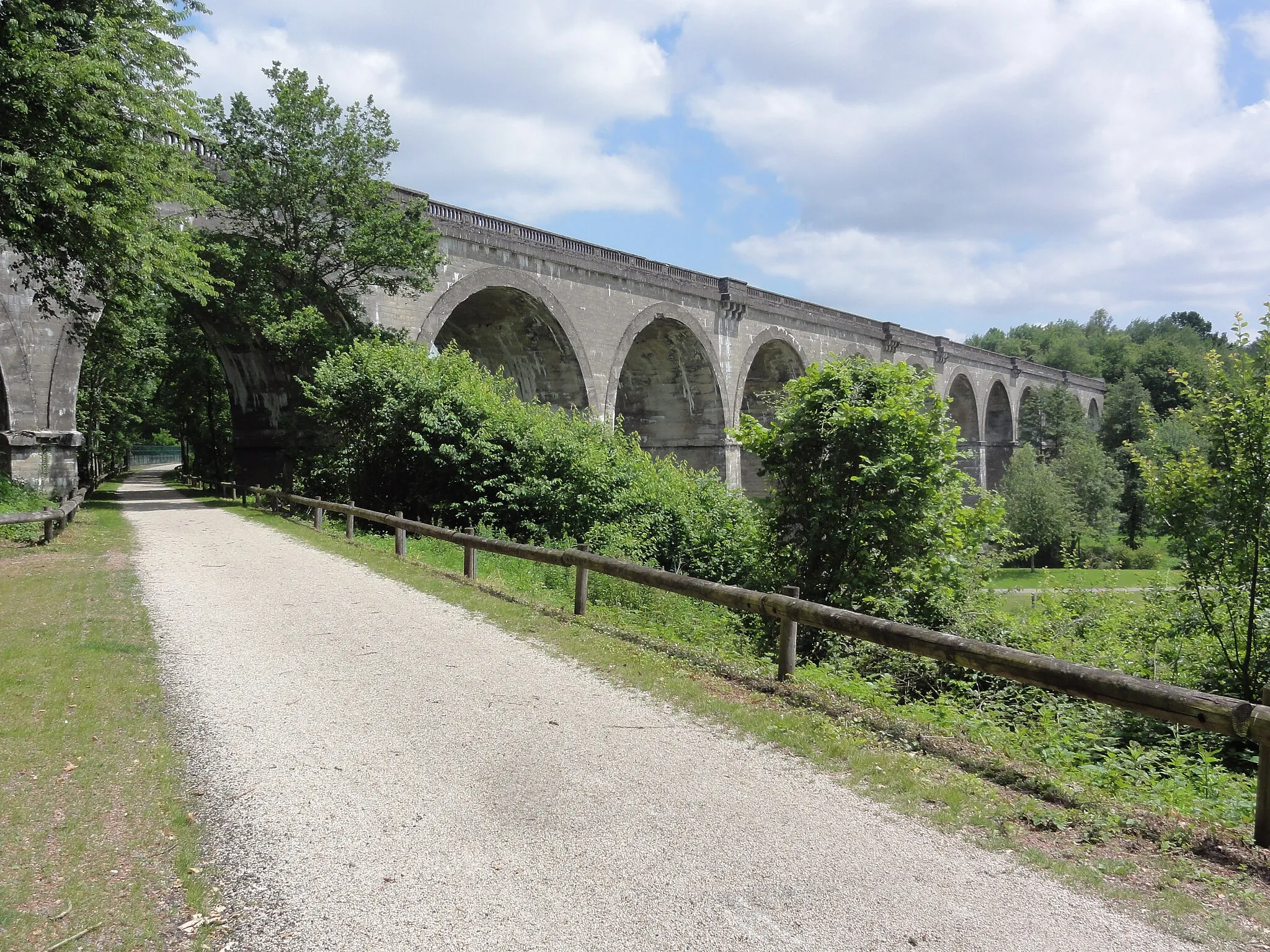 Photo showing: Ohis (Aisne) viaduc sur l'Oise vue de l'Axe vert de la Thiérache