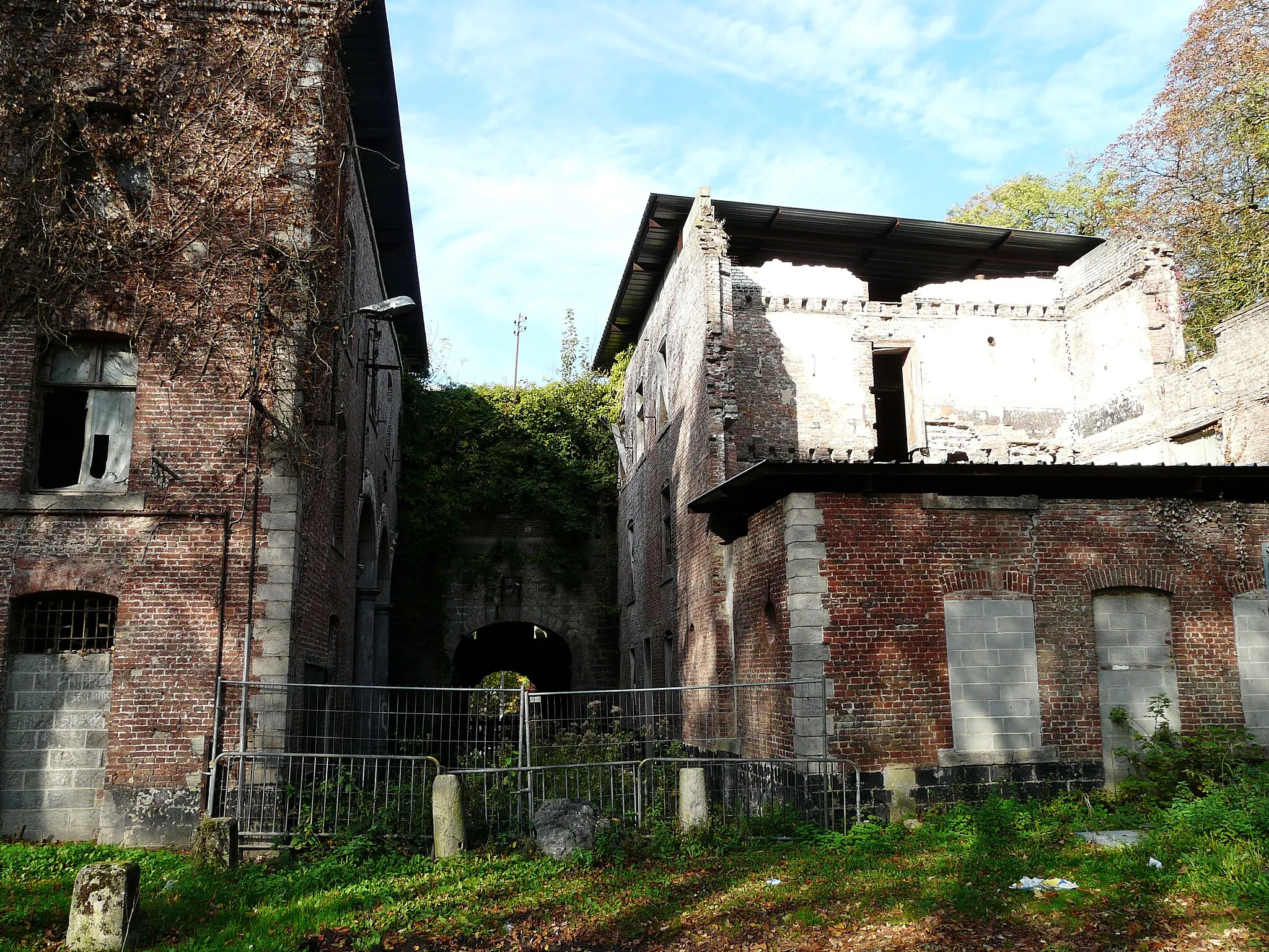 Photo showing: Intérieur de la citadelle de Cambrai : la porte