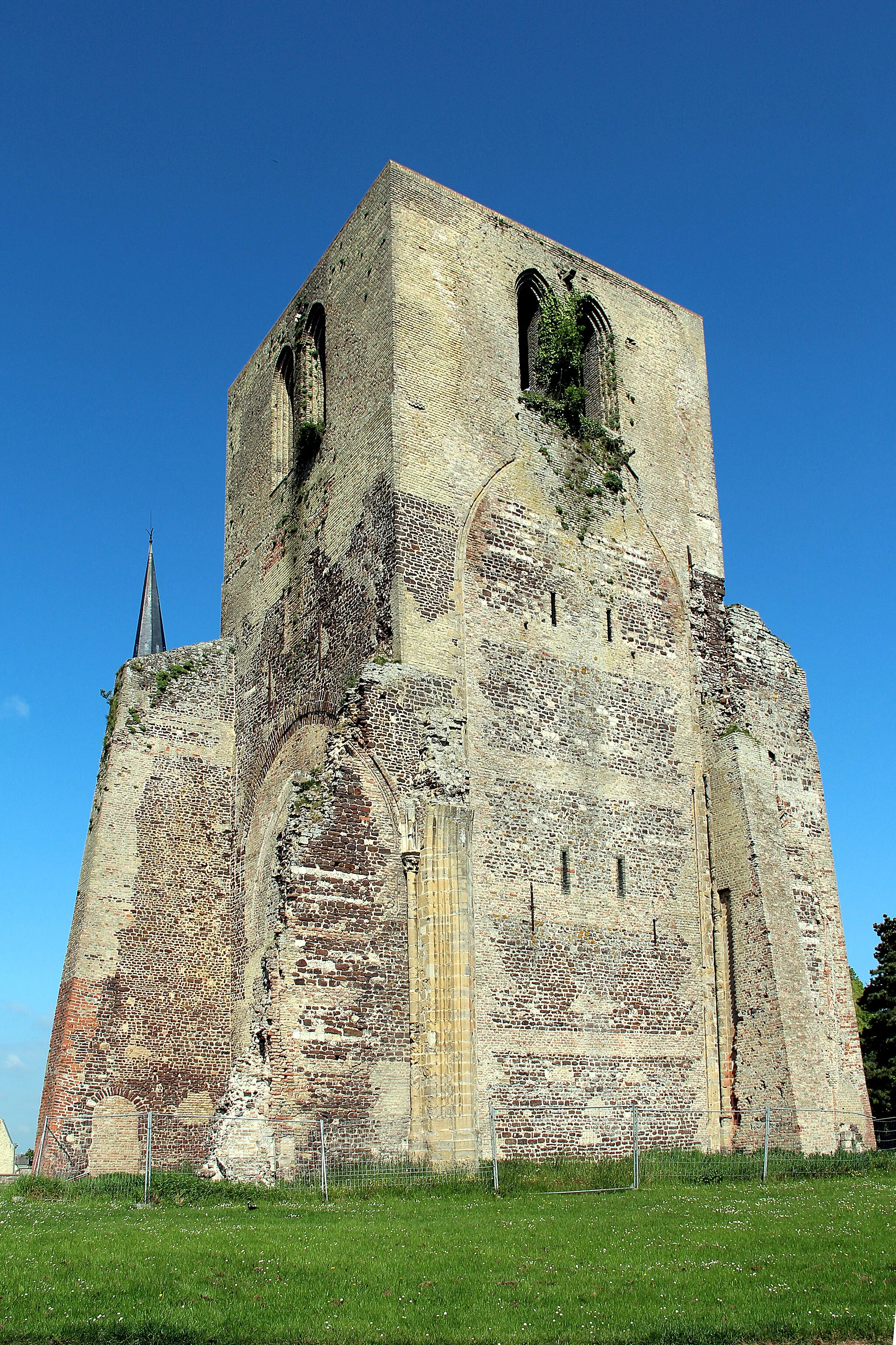 Photo showing: La tour carrée de l'abbaye Saint-Winoc (Nord, France).