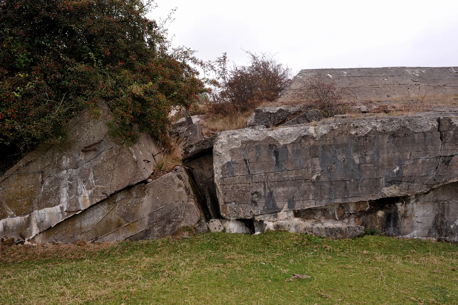 Photo showing: V-1 bunker „Wasserwerk 1“ in Siracourt, the only damaging by the impact of a tallboy bomb at the northwest side; Pas-de-Calais, France.
