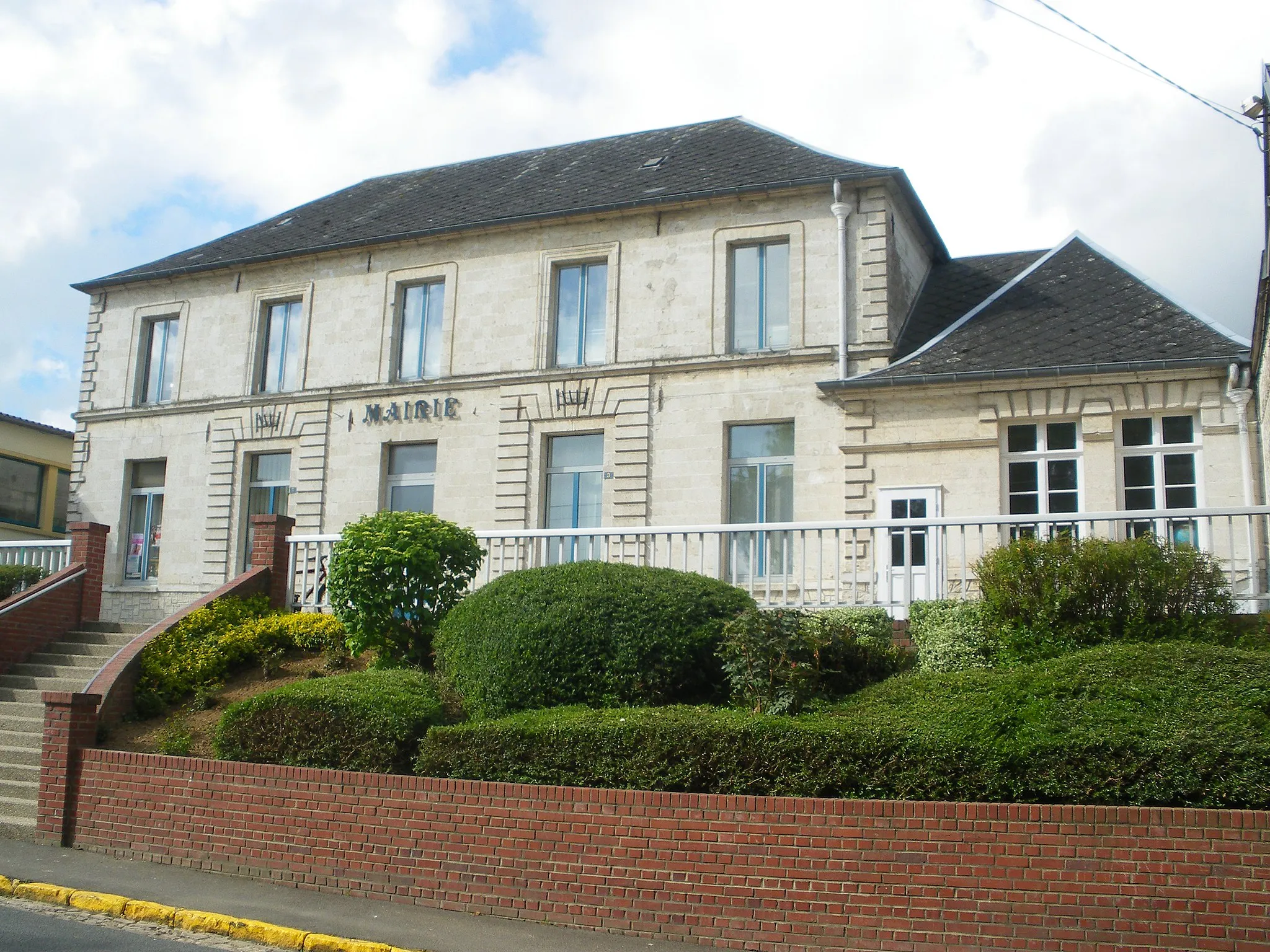 Photo showing: Vue de la mairie de Wanquetin.