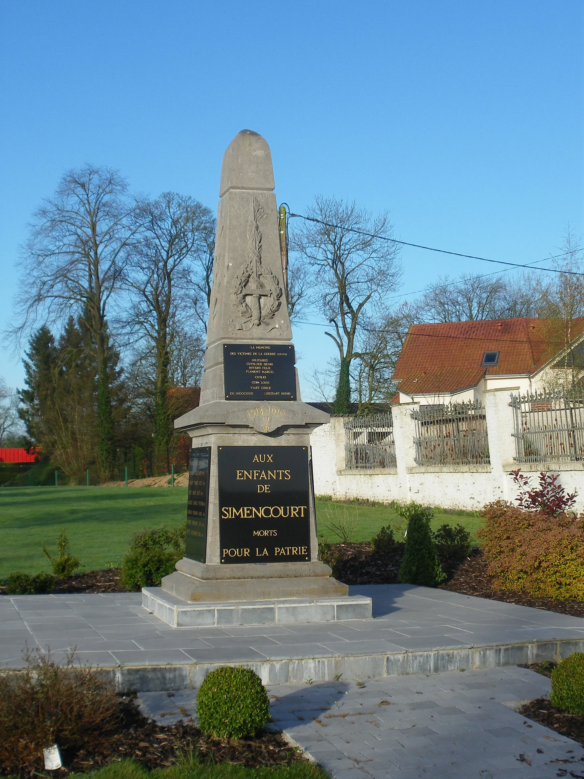 Photo showing: Vue du monument aux morts de Simencourt.