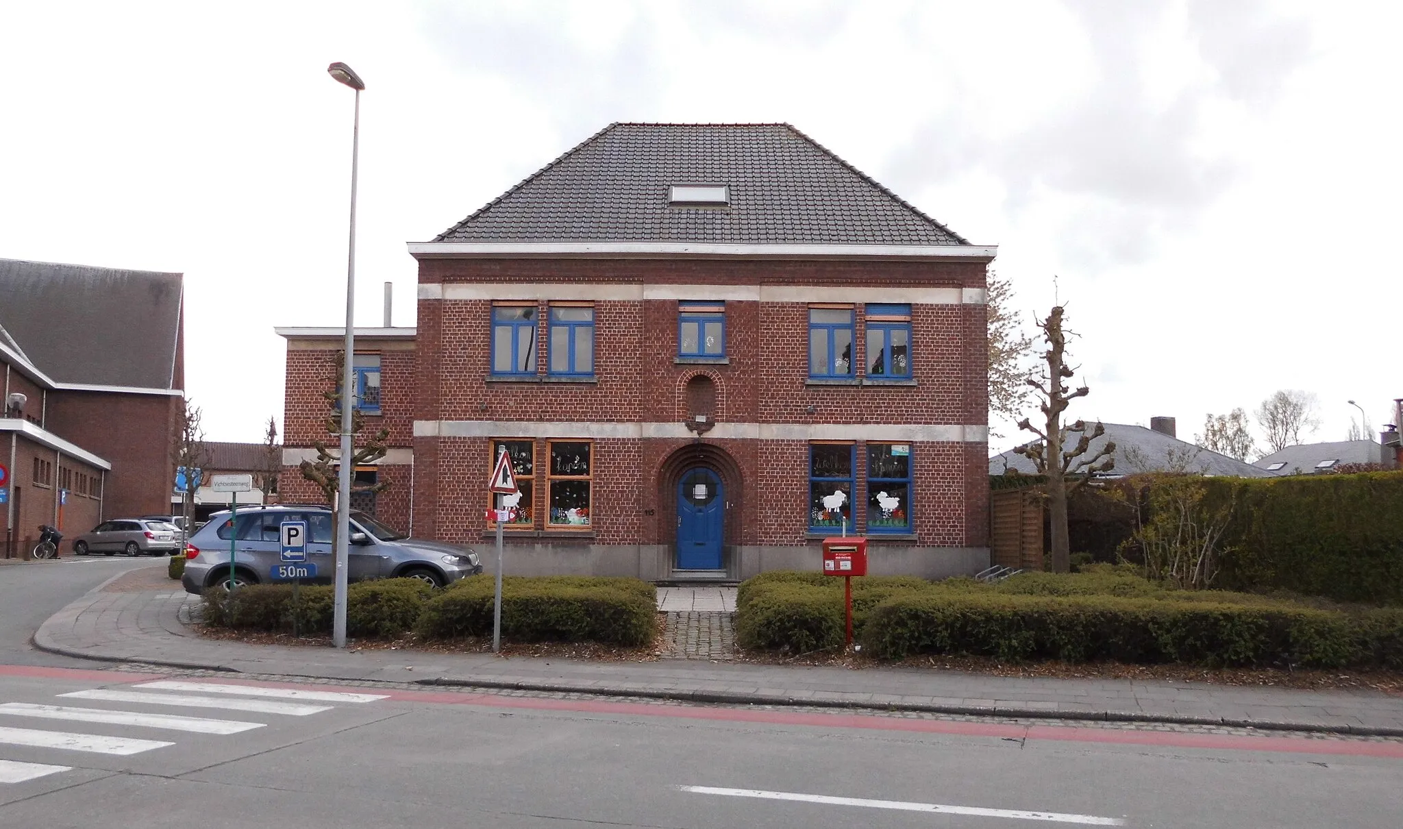 Photo showing: Pastorie van de parochie Heilige Theresia van het kind Jezus - Vichtsesteenweg - Heirweg - Anzegem - West-Vlaanderen - België