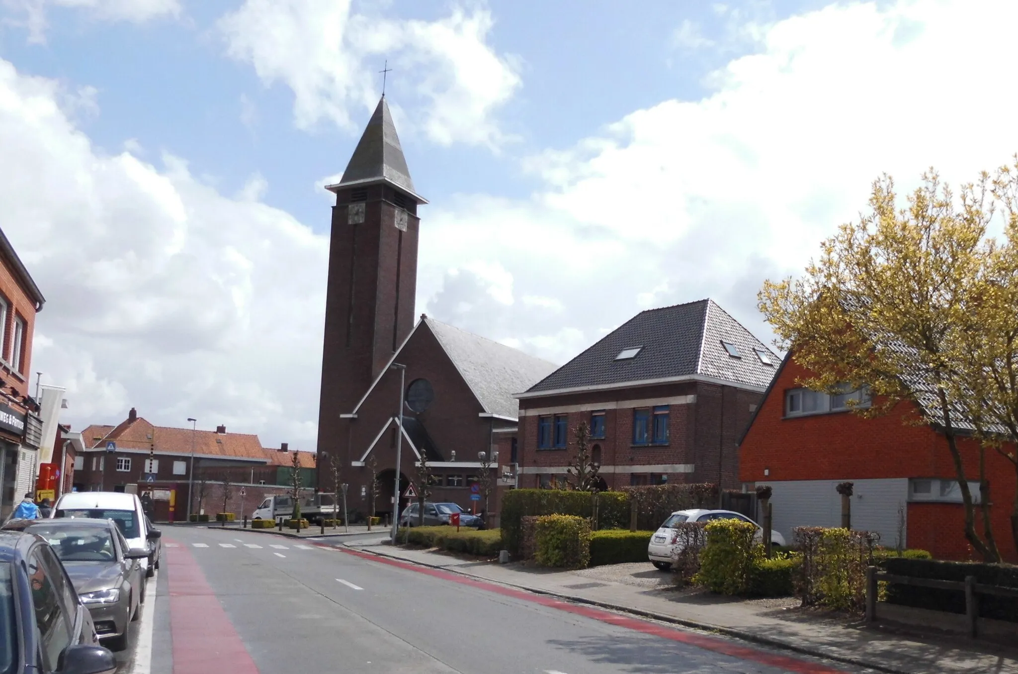 Photo showing: Kerk en Pastorie van de  parochie Heilige Theresia van het kind Jezus - Vichtsesteenweg - Heirweg - Anzegem - West-Vlaanderen - België
