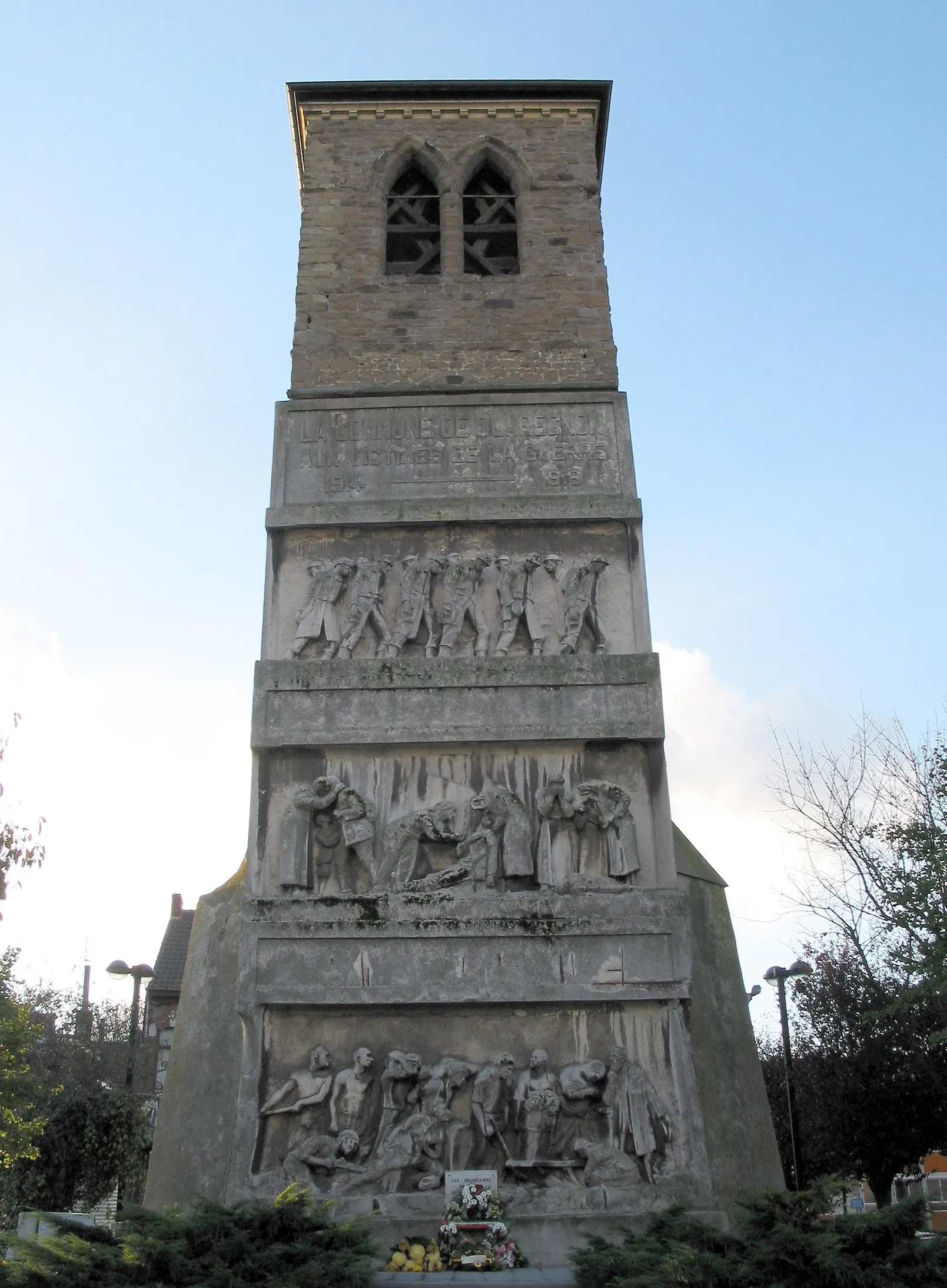 Photo showing: Quaregnon (Belgium), bell tower of the previous St. Quentin's church and memorial dedicated to the victims of the first world war.