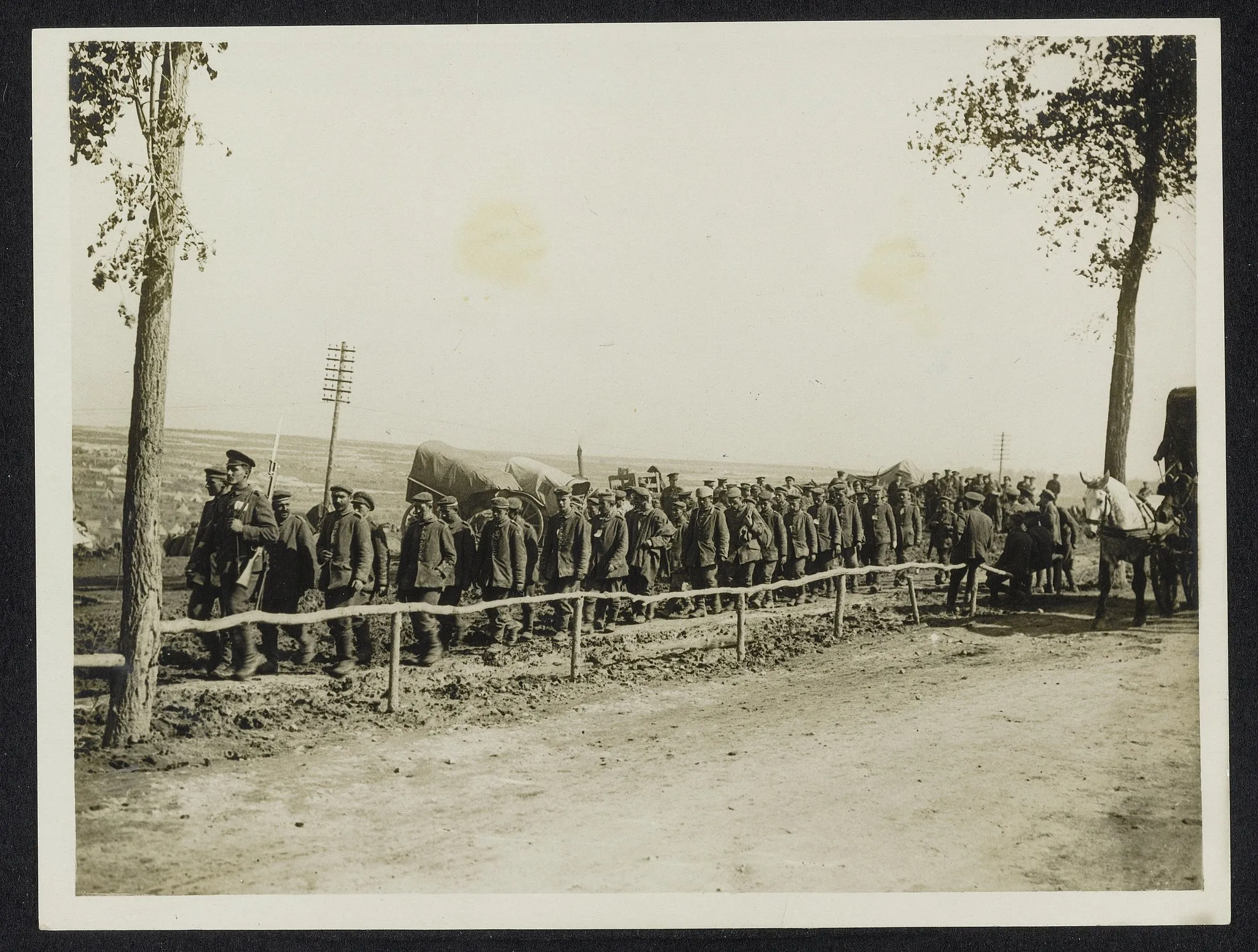 Photo showing: Collectie / Archief : Fotocollectie Eerste Wereldoorlog Reportage / Serie : The front in France
Beschrijving : A batch of prisoners taken at Ginchy
Annotatie : Het front in Frankrijk. Een groep Duitse krijgsgevangenen, gevangengenomen te Ginchy
Datum : {1914-1918}
Locatie : Frankrijk, Ginchy
Trefwoorden : eerste wereldoorlog, fronten, krijgsgevangenen
Fotograaf : Topical Press Agency
Auteursrechthebbende : Public Domain logo
Materiaalsoort : Foto (zwart/wit)
Nummer archiefinventaris : bekijk toegang 2.24.09
Bestanddeelnummer : 158-1026