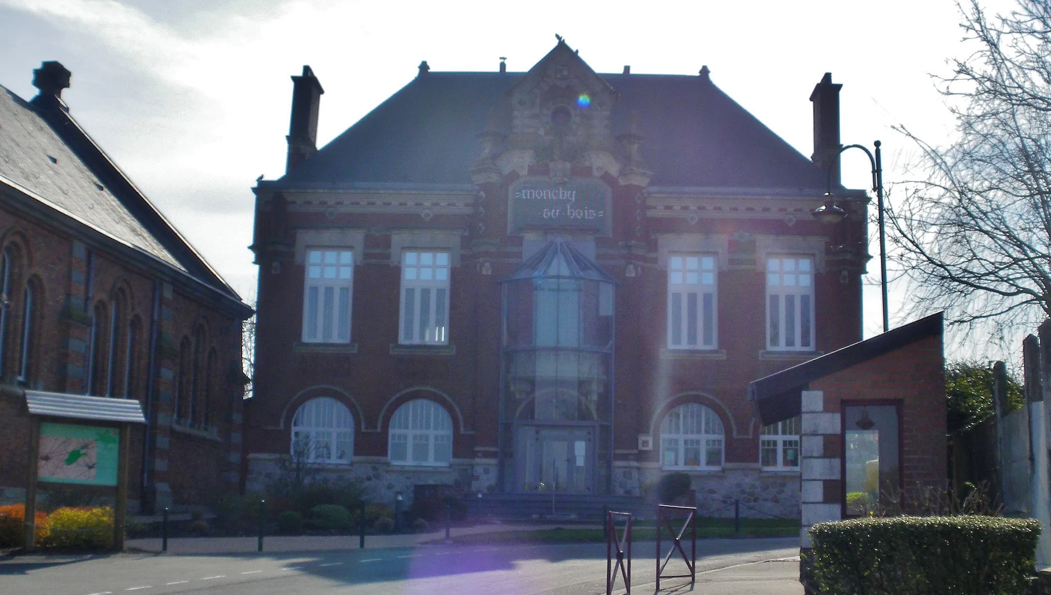 Photo showing: Vue de la mairie de Monchy-au-Bois.