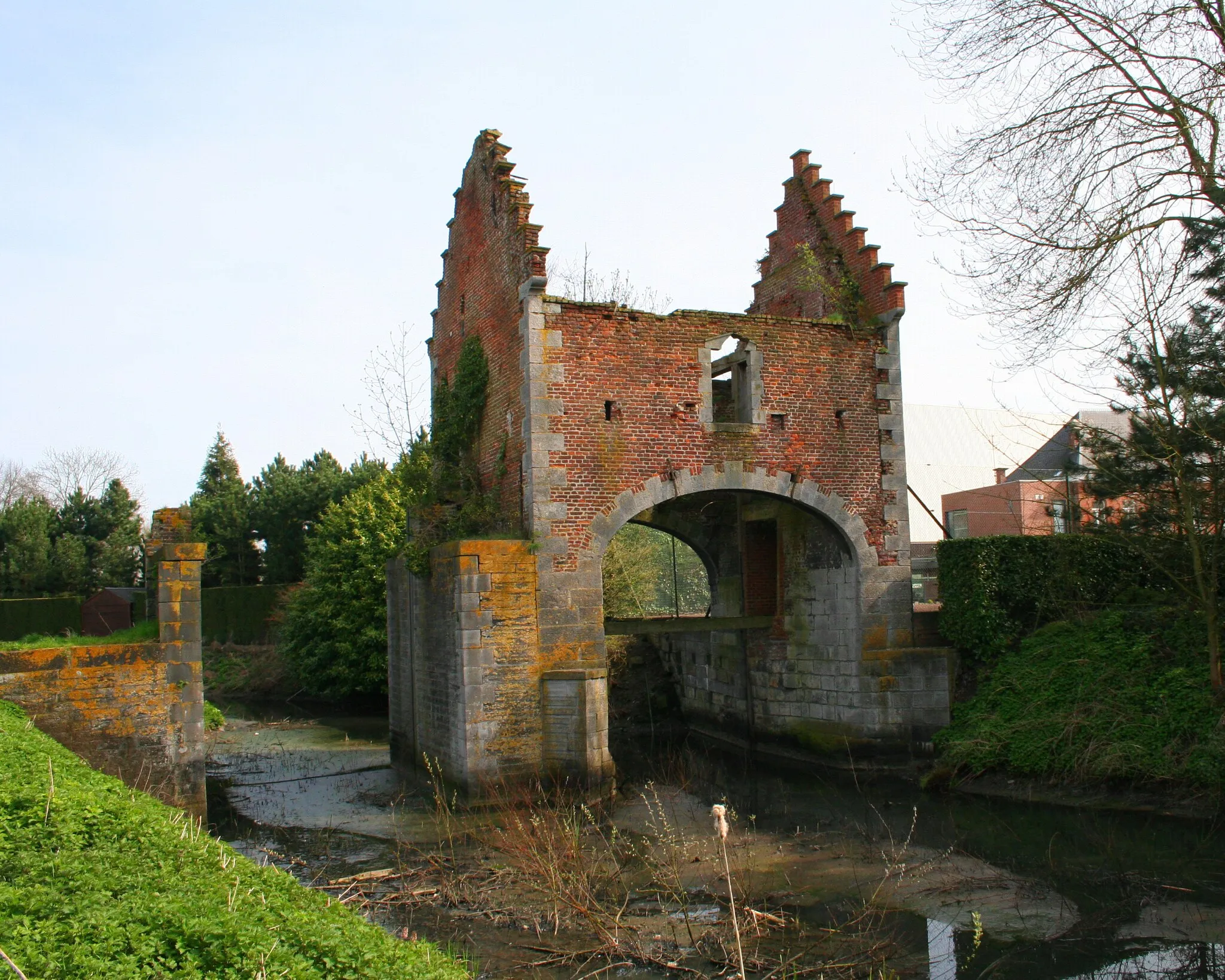 Photo showing: Thulin, l'ancienne écluse de Débihan témoin architectural fort rare du XVIe siècle.