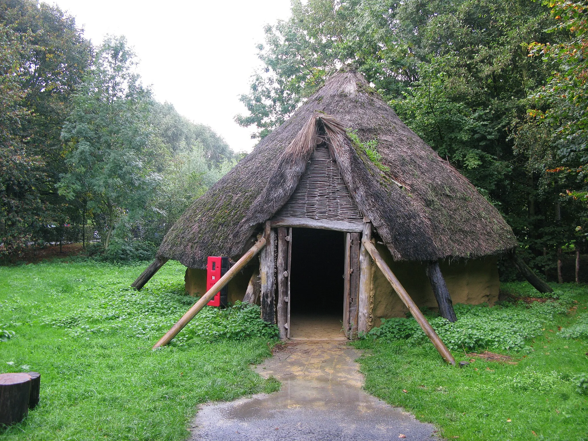 Photo showing: Parc archéologique Asnapio à Villeneuve d'Ascq. Maison de l'âge du bronze.