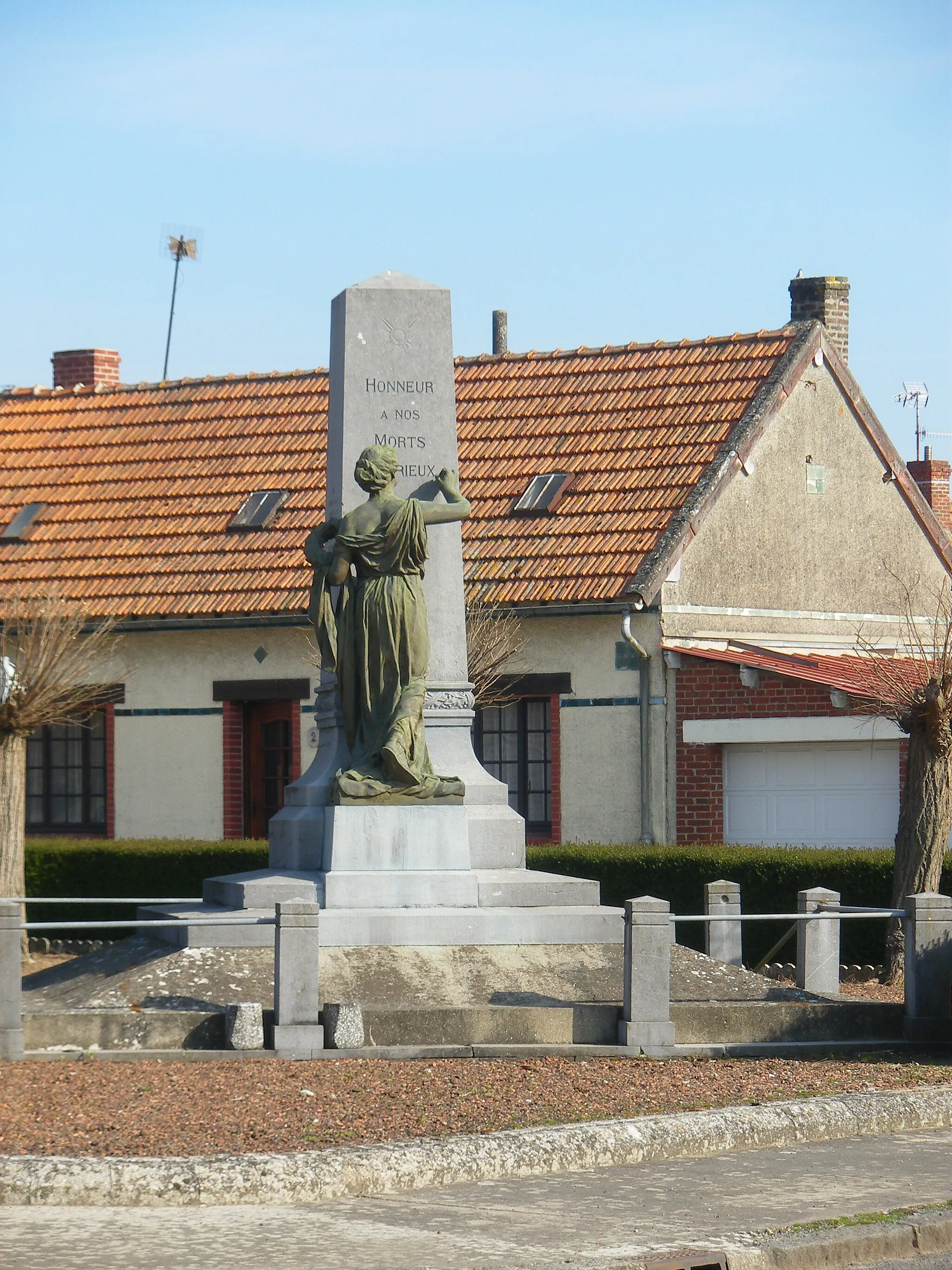 Photo showing: Vue du monument aux morts d'Adinfer.