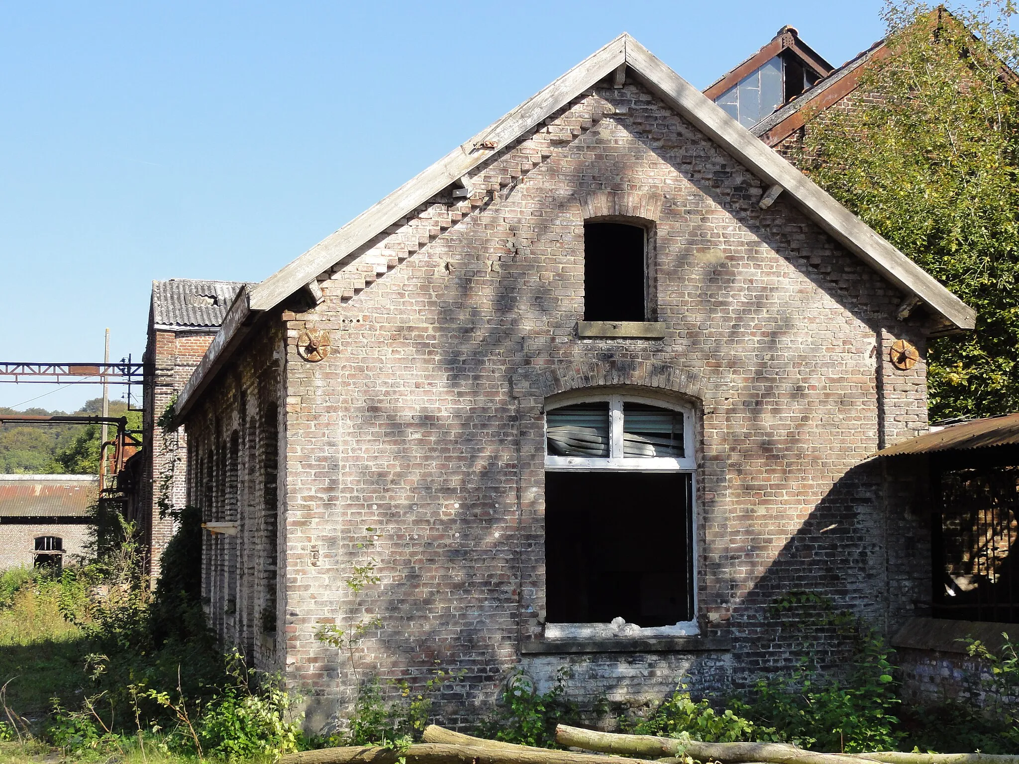 Photo showing: Ateliers centraux, détruits, de la Compagnie des mines de Bruay dans le bassin minier du Nord-Pas-de-Calais, Bruay-la-Buissière, Pas-de-Calais, Nord-Pas-de-Calais, France.