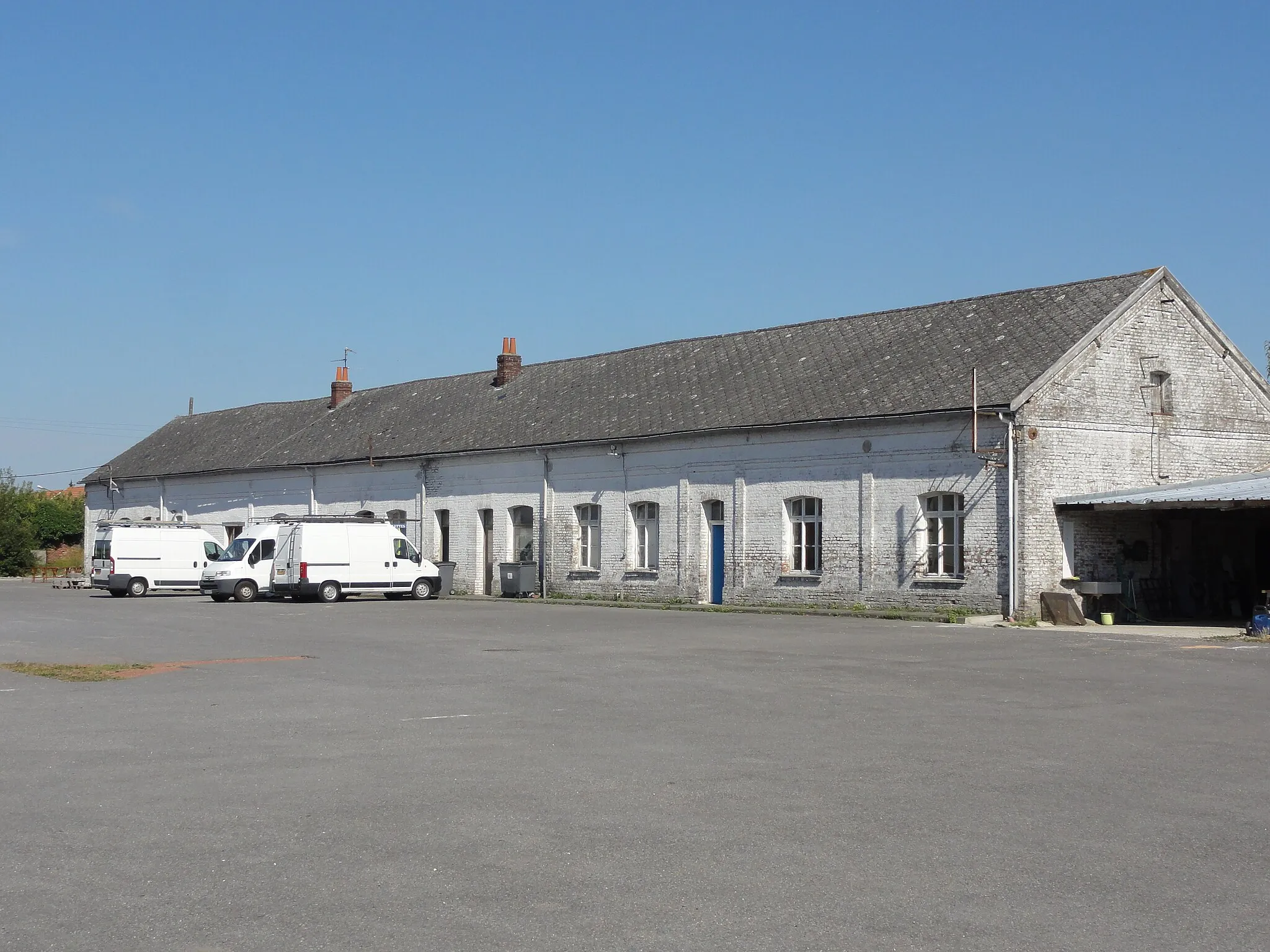 Photo showing: La fosse n° 2 bis de la Compagnie des mines de Bruay était un charbonnage du bassin minier du Nord-Pas-de-Calais constitué d'un seul puits situé à Haillicourt, Pas-de-Calais, Nord-Pas-de-Calais, France. Le puits n° 2 était situé sur un autre carreau à Bruay-la-Buissière.