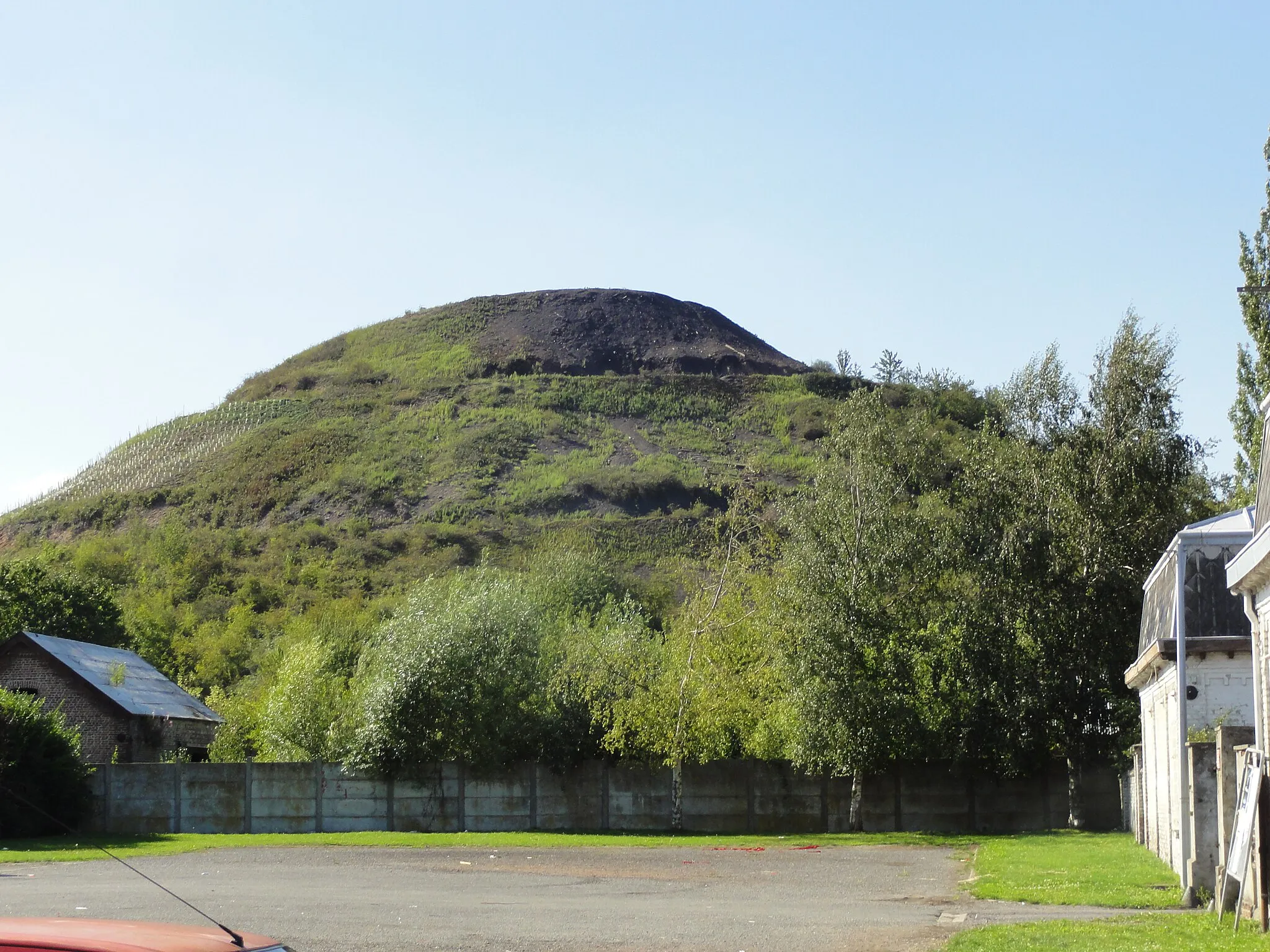 Photo showing: Terril n° 9 dit 2 bis de Bruay Ouest, Fosse n° 2 bis de la Compagnie des mines de Bruay, Haillicourt, Pas-de-Calais, Nord-Pas-de-Calais, France.