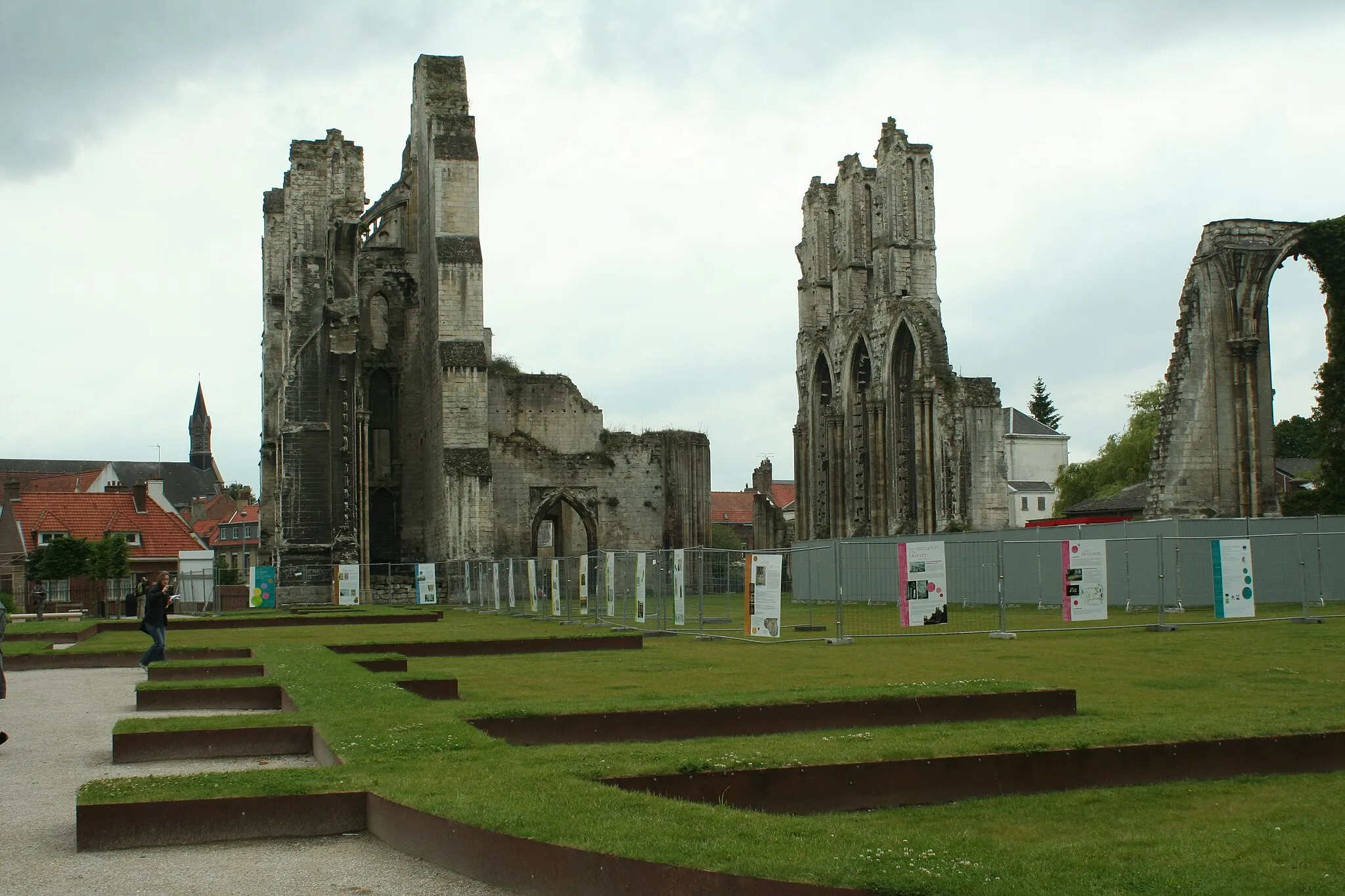 Photo showing: Ruines de l'abbatiale Saint-Bertin de Saint-Omer, vues depuis le chevet.