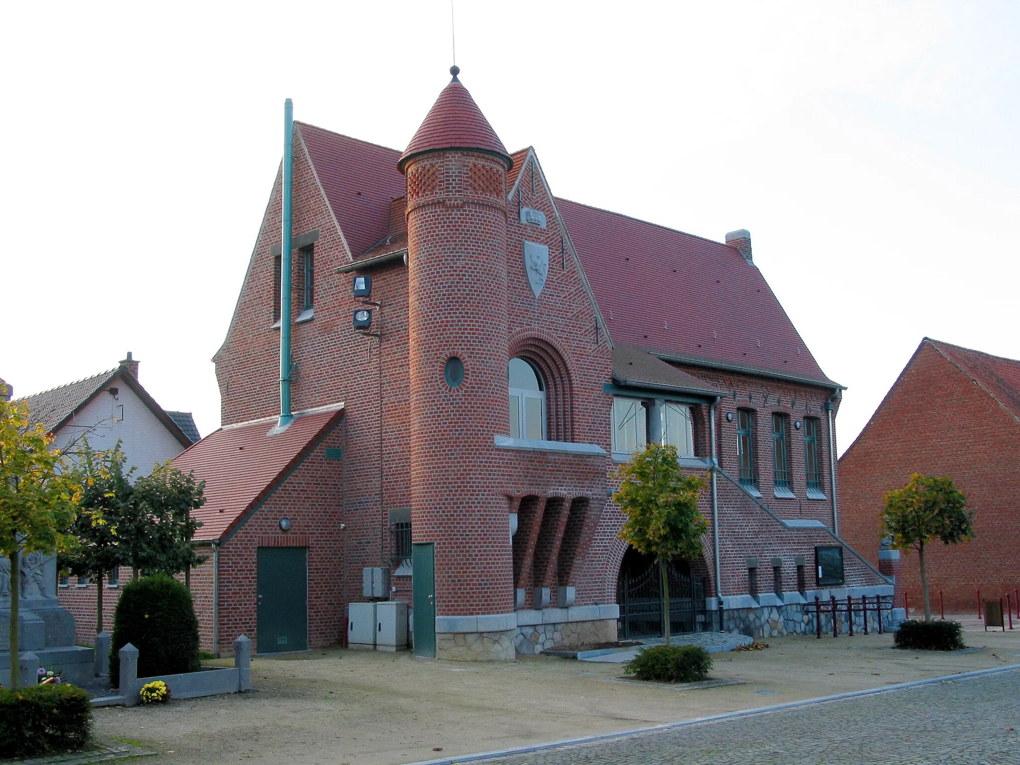 Photo showing: Bléharies (Belgium), the former town hall.