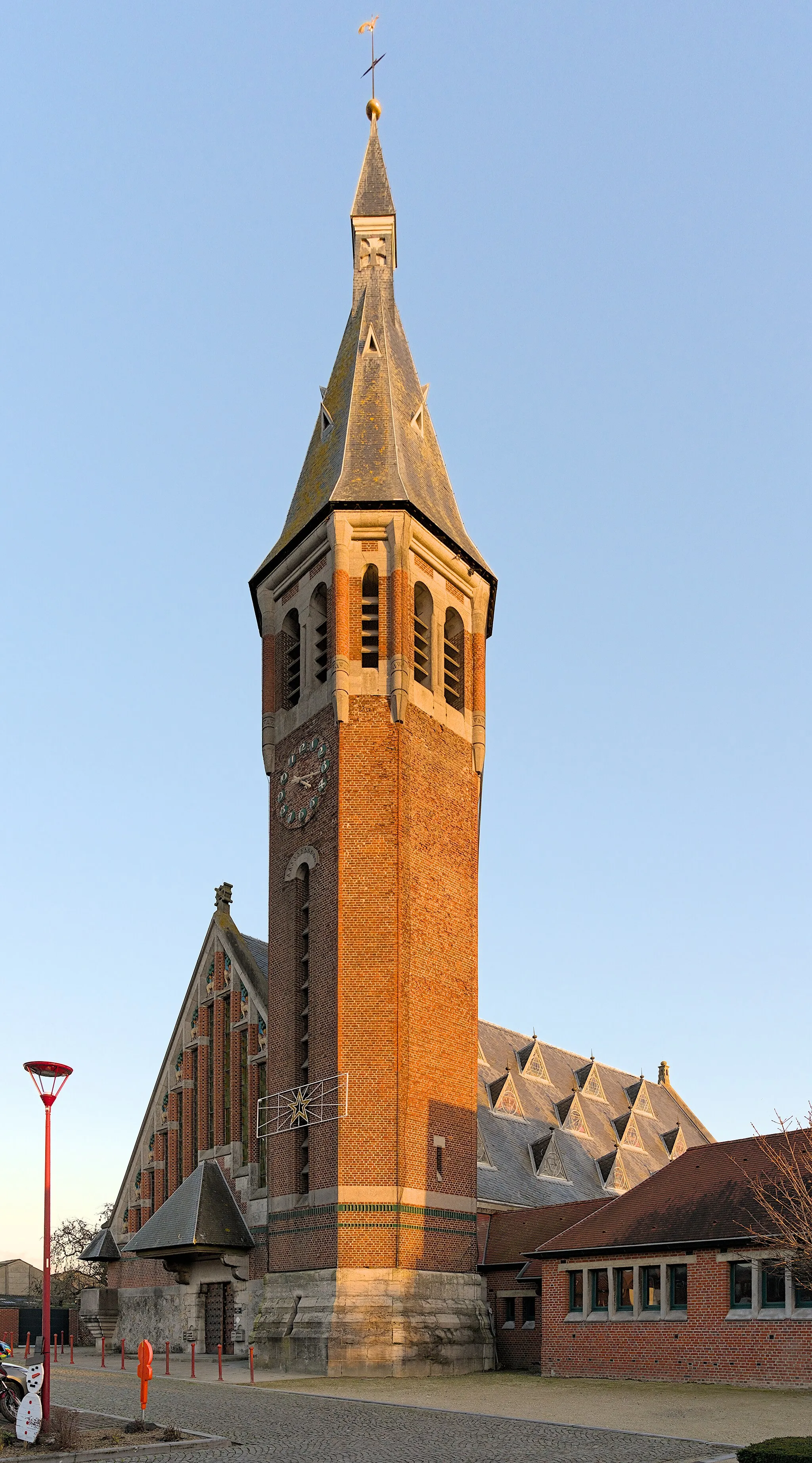 Photo showing: Église Saint-Aybert (church) during golden hour (Bléharies, Brunehaut, Belgium)