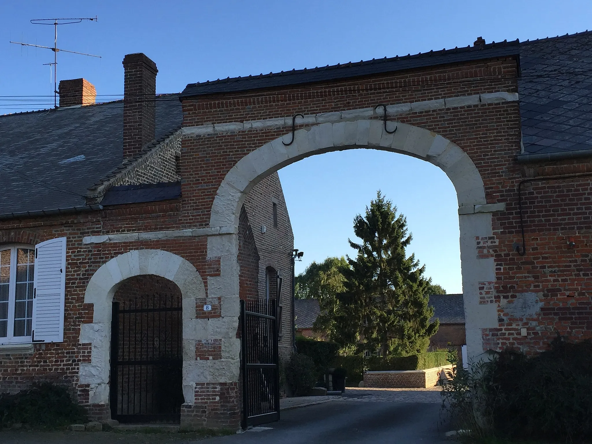 Photo showing: Berlancourt (Aisne) ferme Mombaerts-Paradis, porche