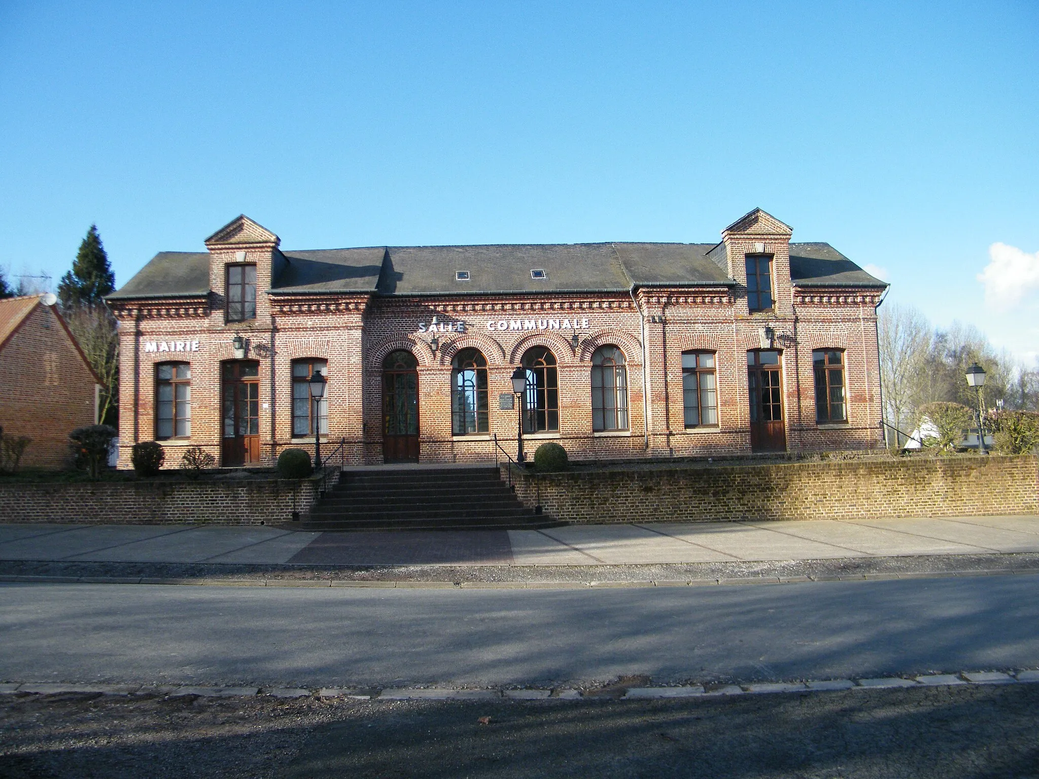 Photo showing: La mairie et la salle communale de Noyelles-en-Chaussée.