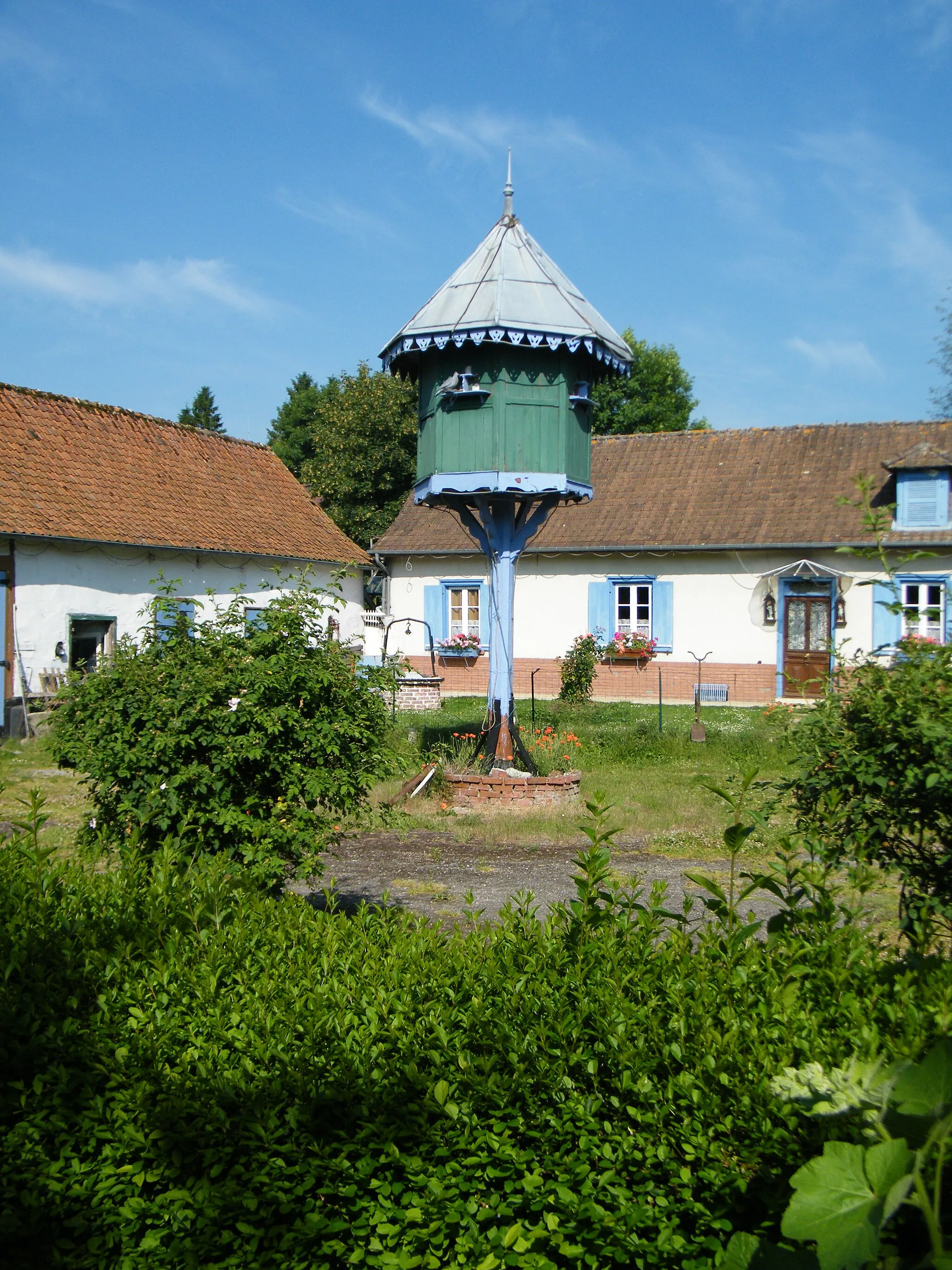 Photo showing: Pigeonnier sur pilotis, dans une cour de ferme, à Canchy (Somme, France).