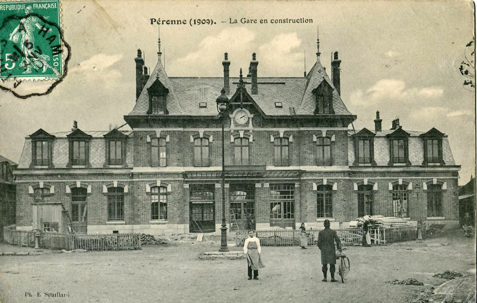 Photo showing: Carte postale ancienne éditée par E. Souillard : PÉRONNE (1909) - La Gare en construction Cachet d'oblitération d'ambulant postal du 5 janvier 1910, ligne ??? à Ham